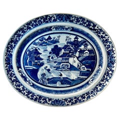 Gran plato chino de Cantón azul y blanco del siglo XVIII