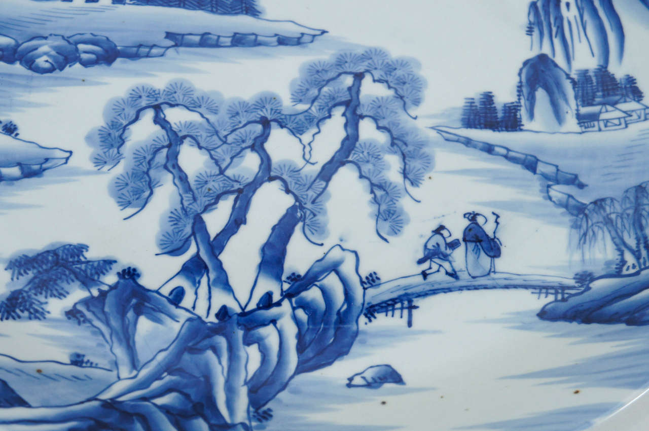 Peint à la main Grand chargeur bleu et blanc Arita, Japon, vers 1880