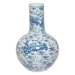 Vaso a sfera celeste blu e bianco di grandi dimensioni con cani Fu