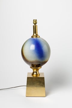 Grande lampe de bureau en céramique bleue et blanche et métal doré de 1960, style Charles