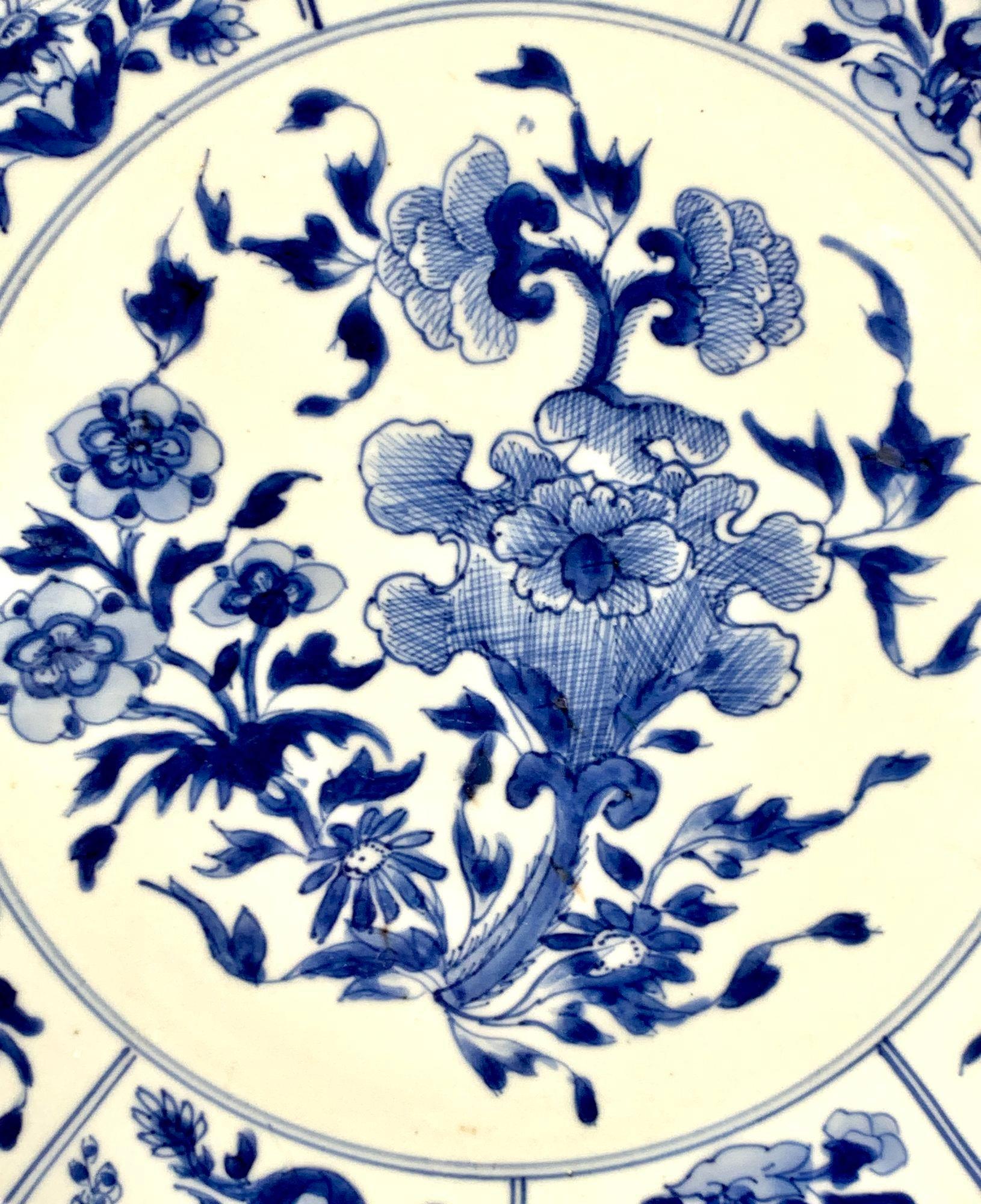 Large Blue and White Chinese Porcelain Lotus Flower Dish 18th Century C-1770 For Sale 1