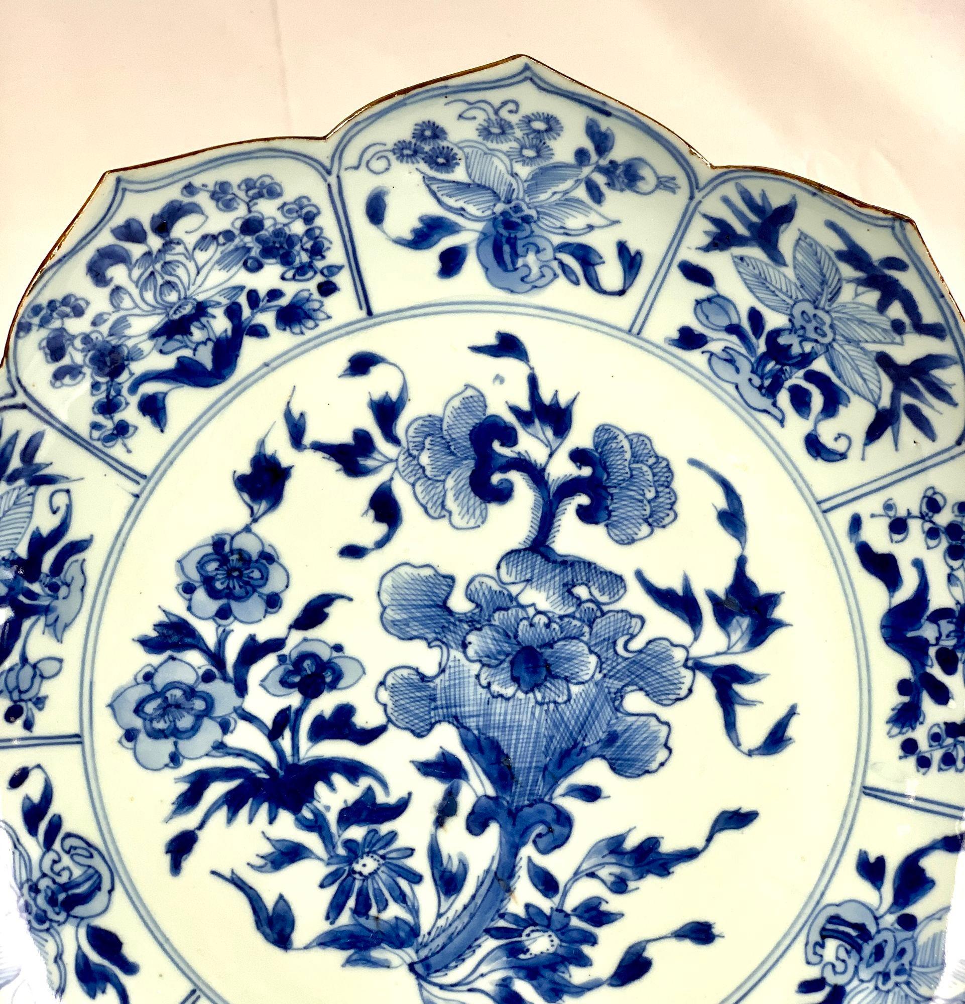 Large Blue and White Chinese Porcelain Lotus Flower Dish 18th Century C-1770 For Sale 4