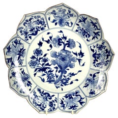 Grande piatto in porcellana cinese blu e bianca con fiore di loto del 18° secolo C-1770