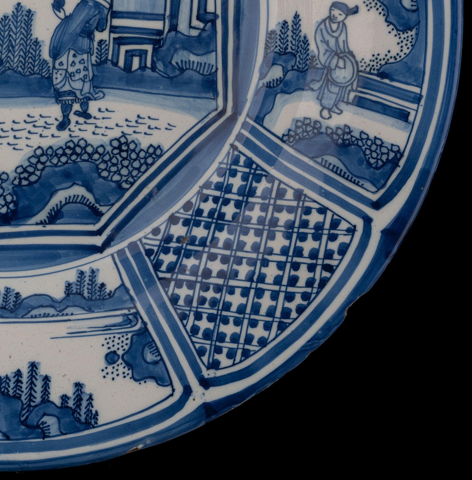 Large Blue and White Chinoiserie Dish Delft, 1650-1680 Chinese Figures In Good Condition For Sale In ROSSUM, GE