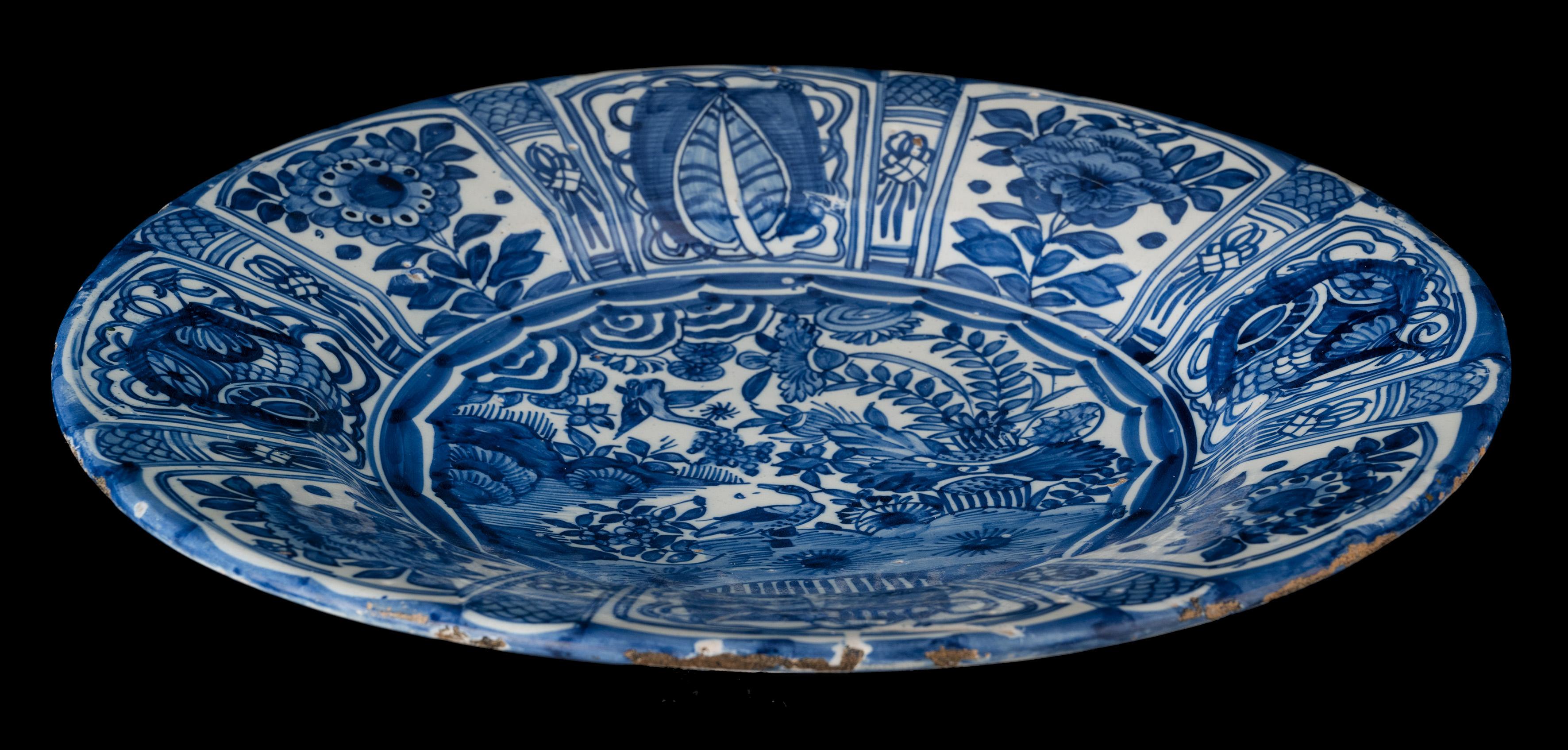 Large blue and white chinoiserie dish Delft, 1675-1685 Chinese-style landscape In Good Condition For Sale In ROSSUM, GE
