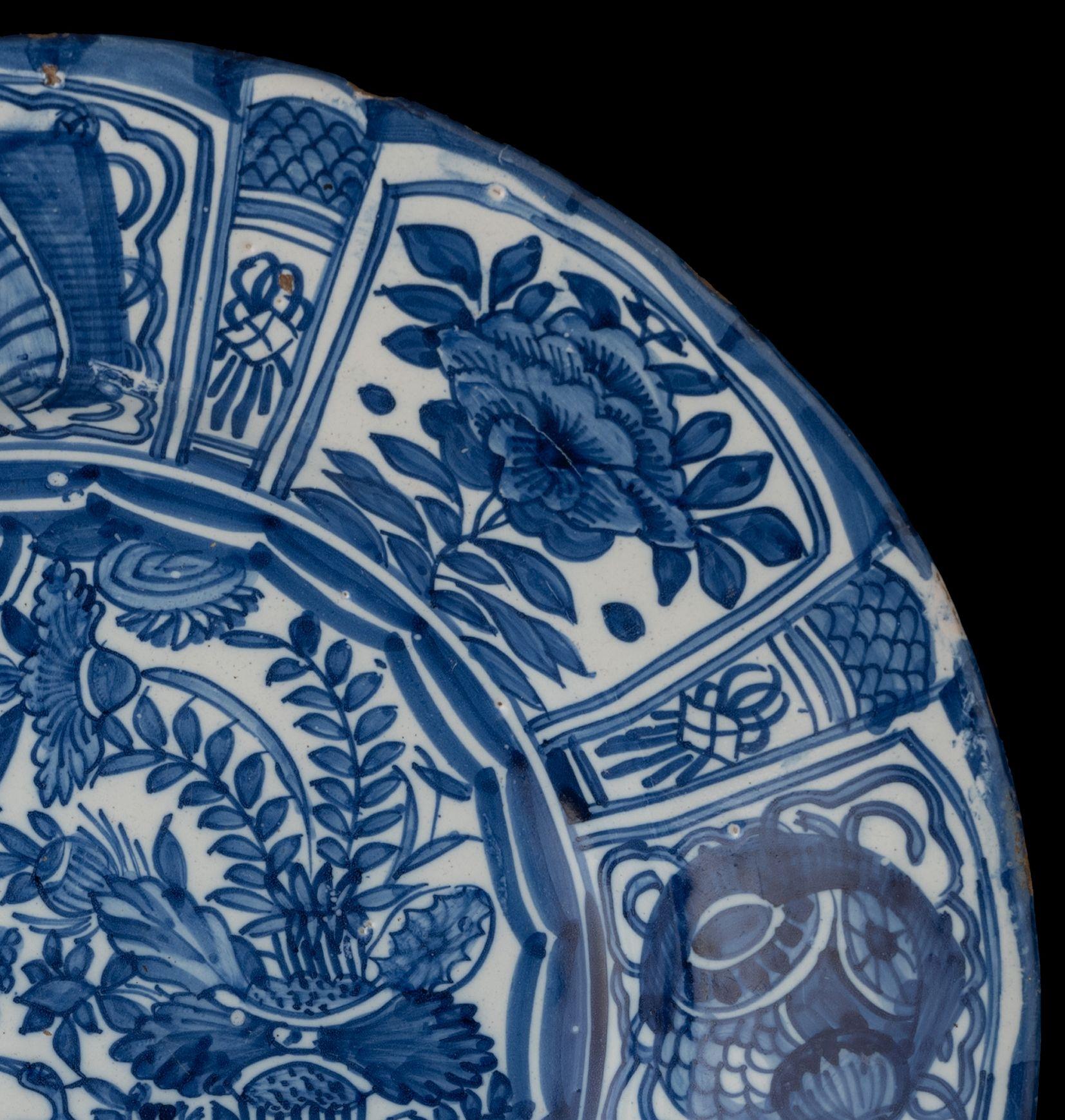 Ceramic Large blue and white chinoiserie dish Delft, 1675-1685 Chinese-style landscape For Sale