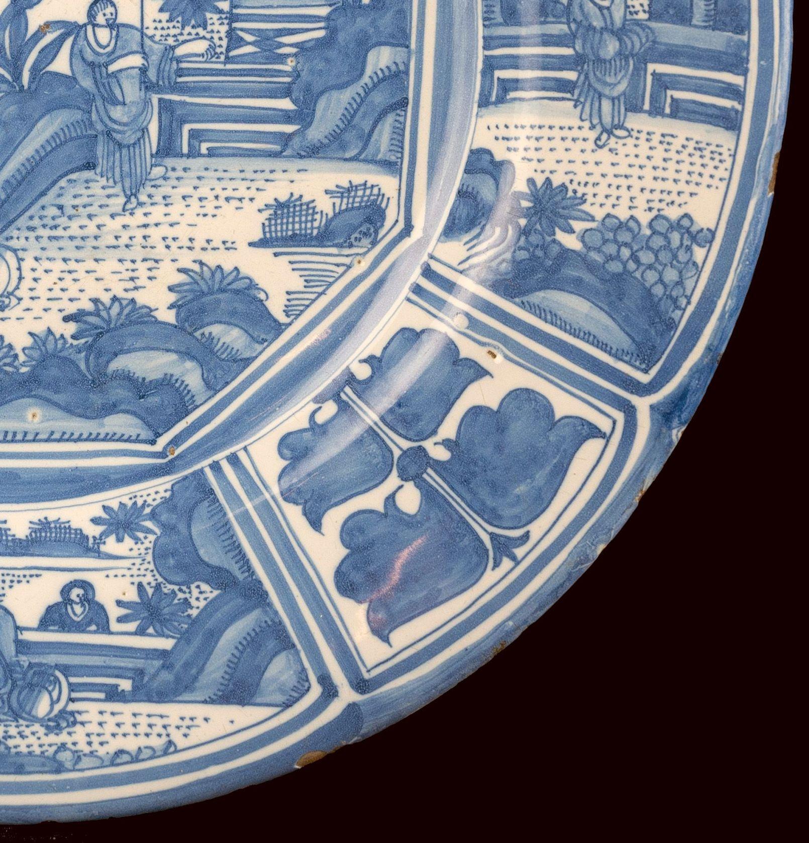 Large Blue and White Chinoiserie Dish Delft, circa 1670 Chinese Figures In Good Condition For Sale In ROSSUM, GE