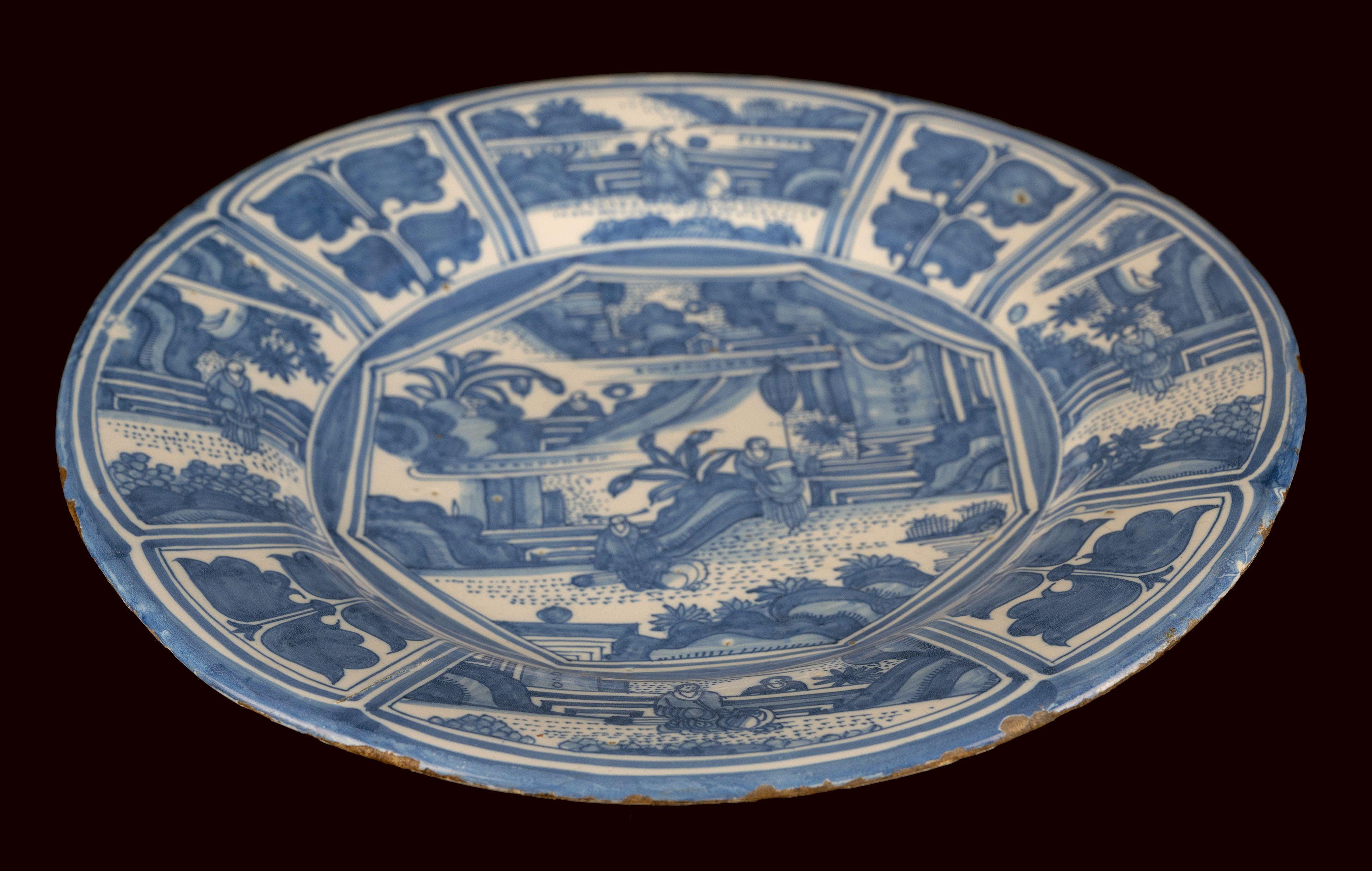 Große blau-weiße Chinoiserie-Schale aus Delfter Porzellan, um 1670, chinesische Figuren (Keramik) im Angebot