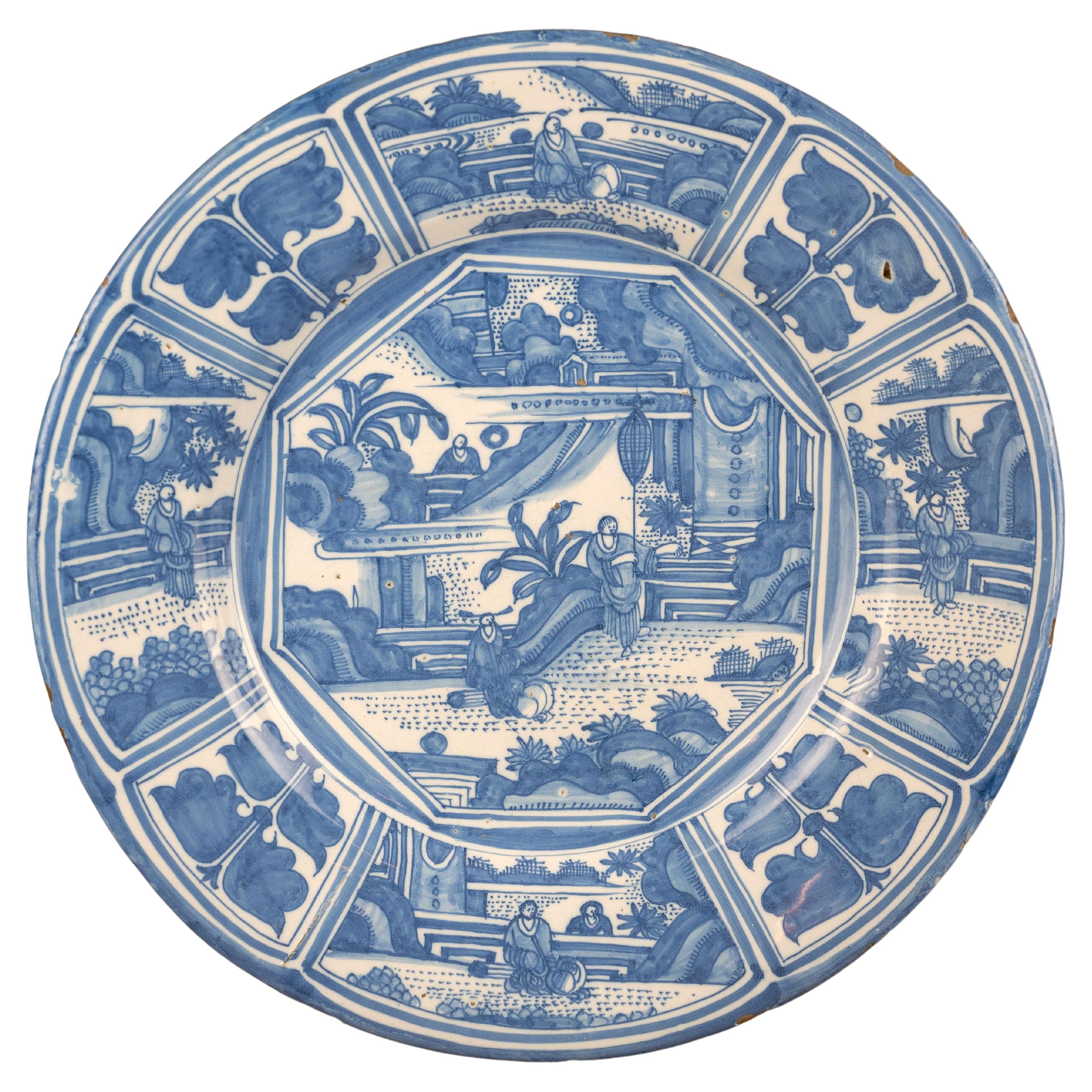 Grand plat de style chinois bleu et blanc en faïence de Delft, vers 1670 Figures chinoises