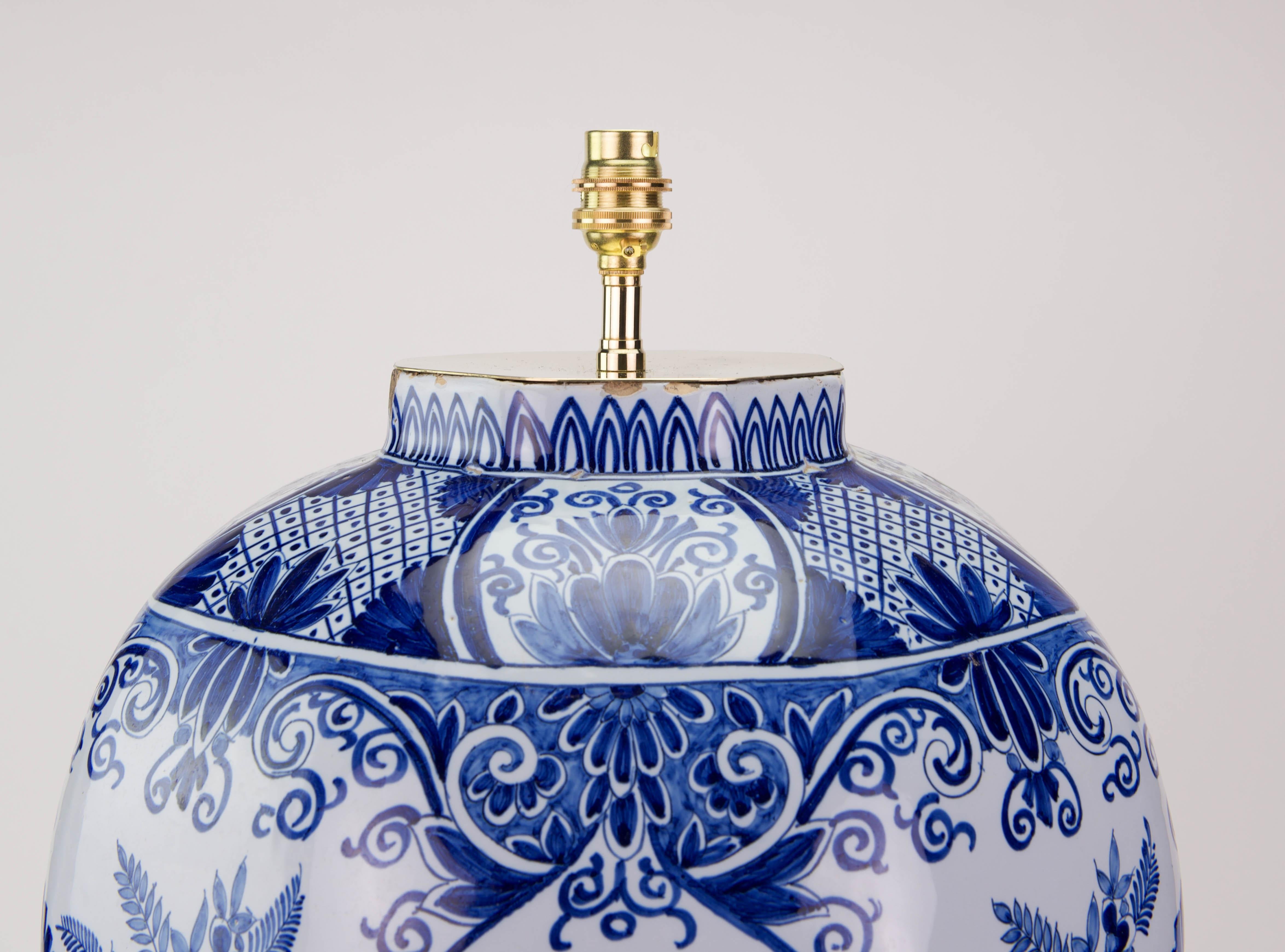 Dutch Delft Blue and White Hexagonal Large Early 20th Century Table Lamp In Good Condition For Sale In London, GB