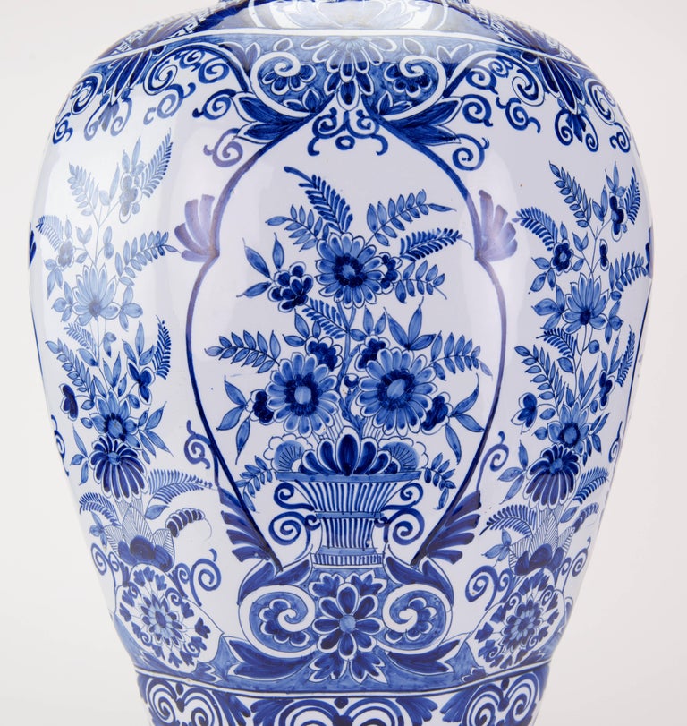Große blau-weiße antike Delfter Tischlampe im Angebot bei 1stDibs