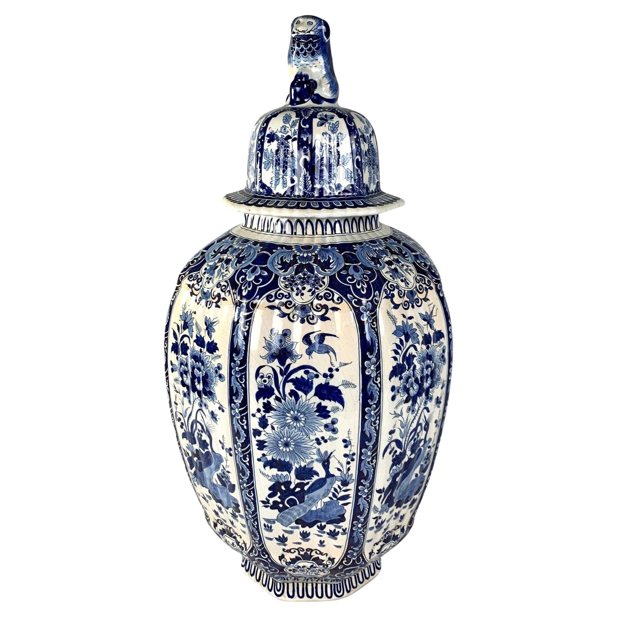 Grande jarre en faïence de Delft bleue et blanche fabriquée en Belgique vers 1890