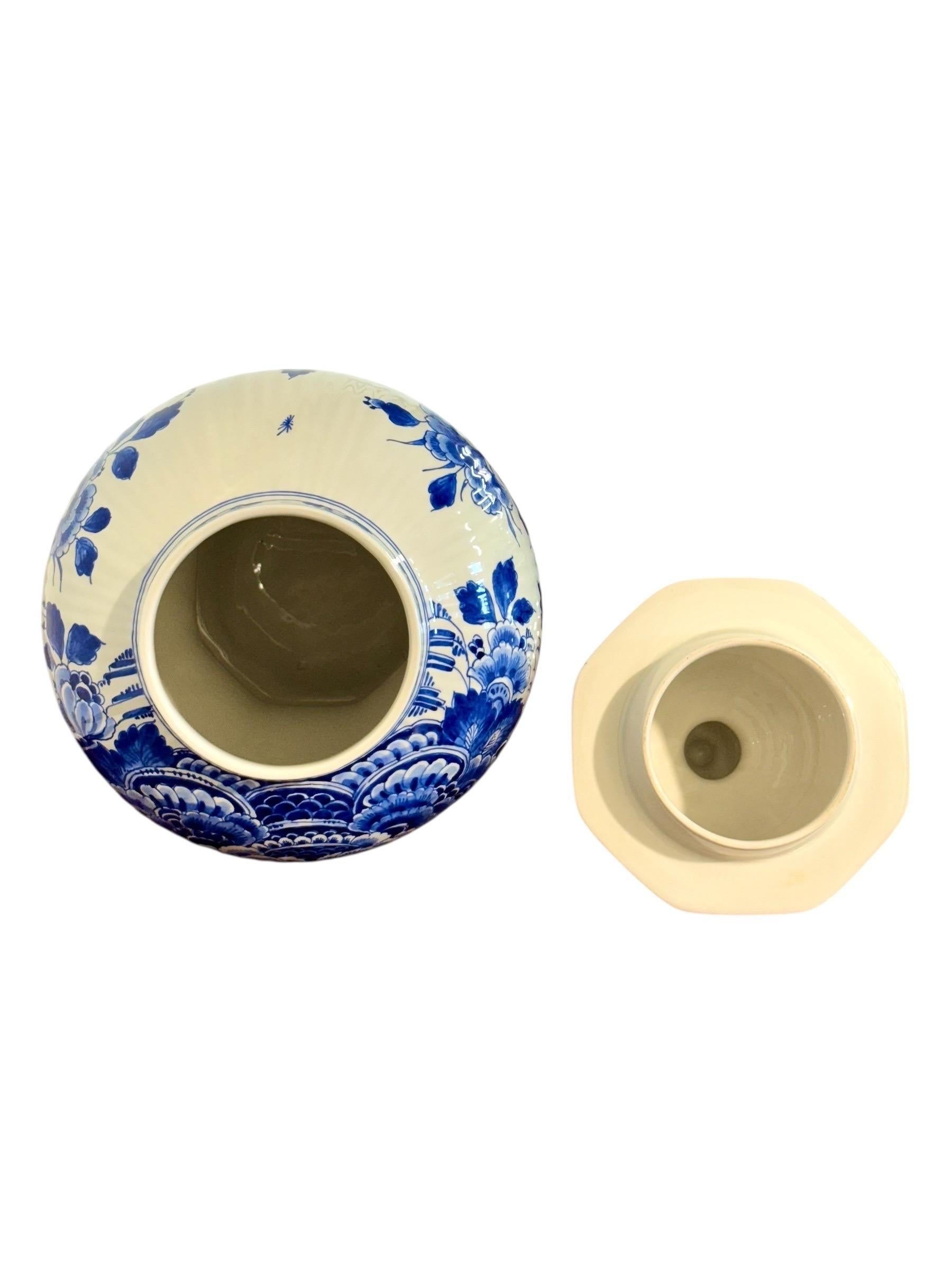 Grande vaso con coperchio Delft blu e bianco con uccelli e fiori in vendita 4