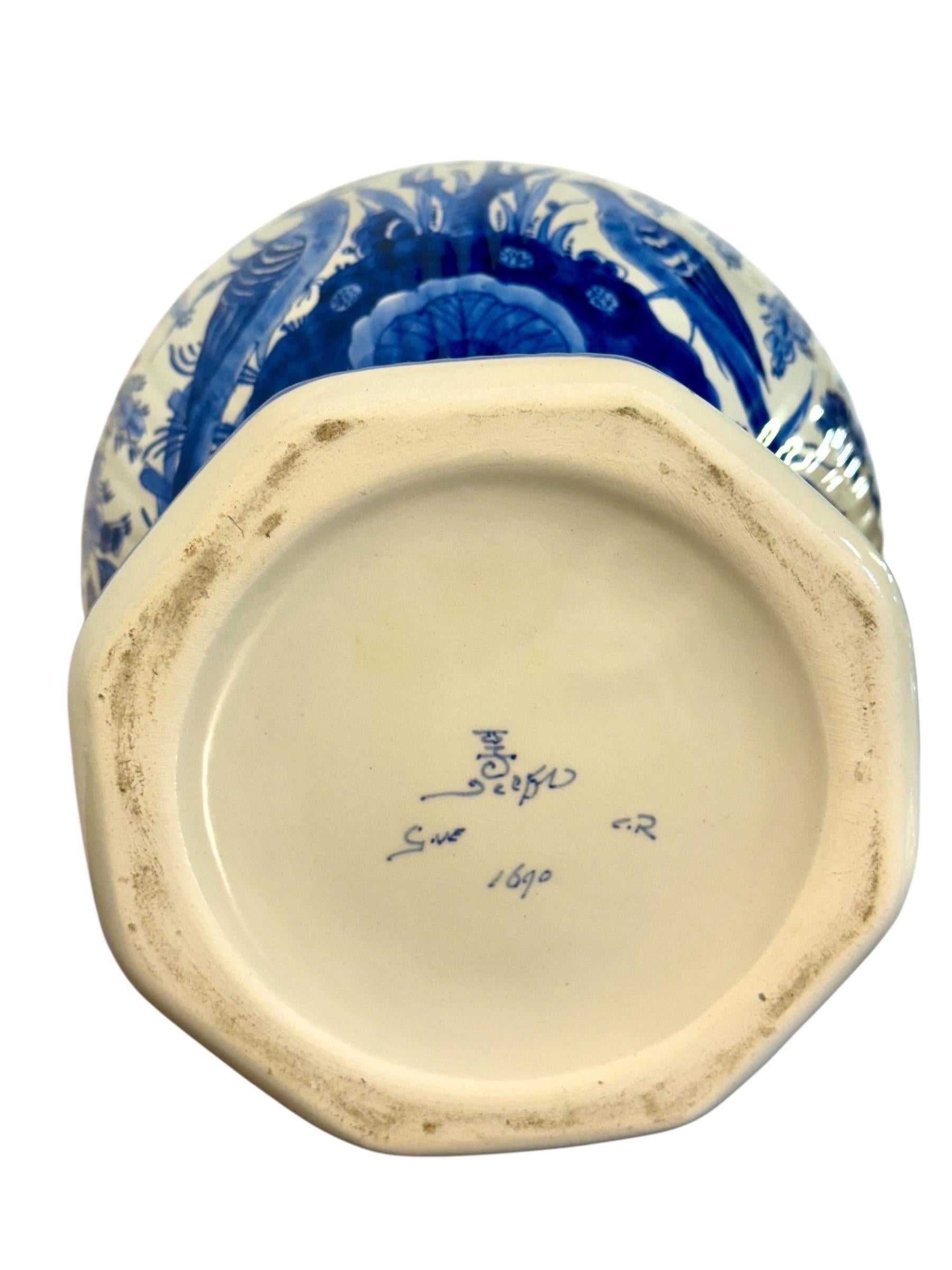 Grande vaso con coperchio Delft blu e bianco con uccelli e fiori in vendita 6