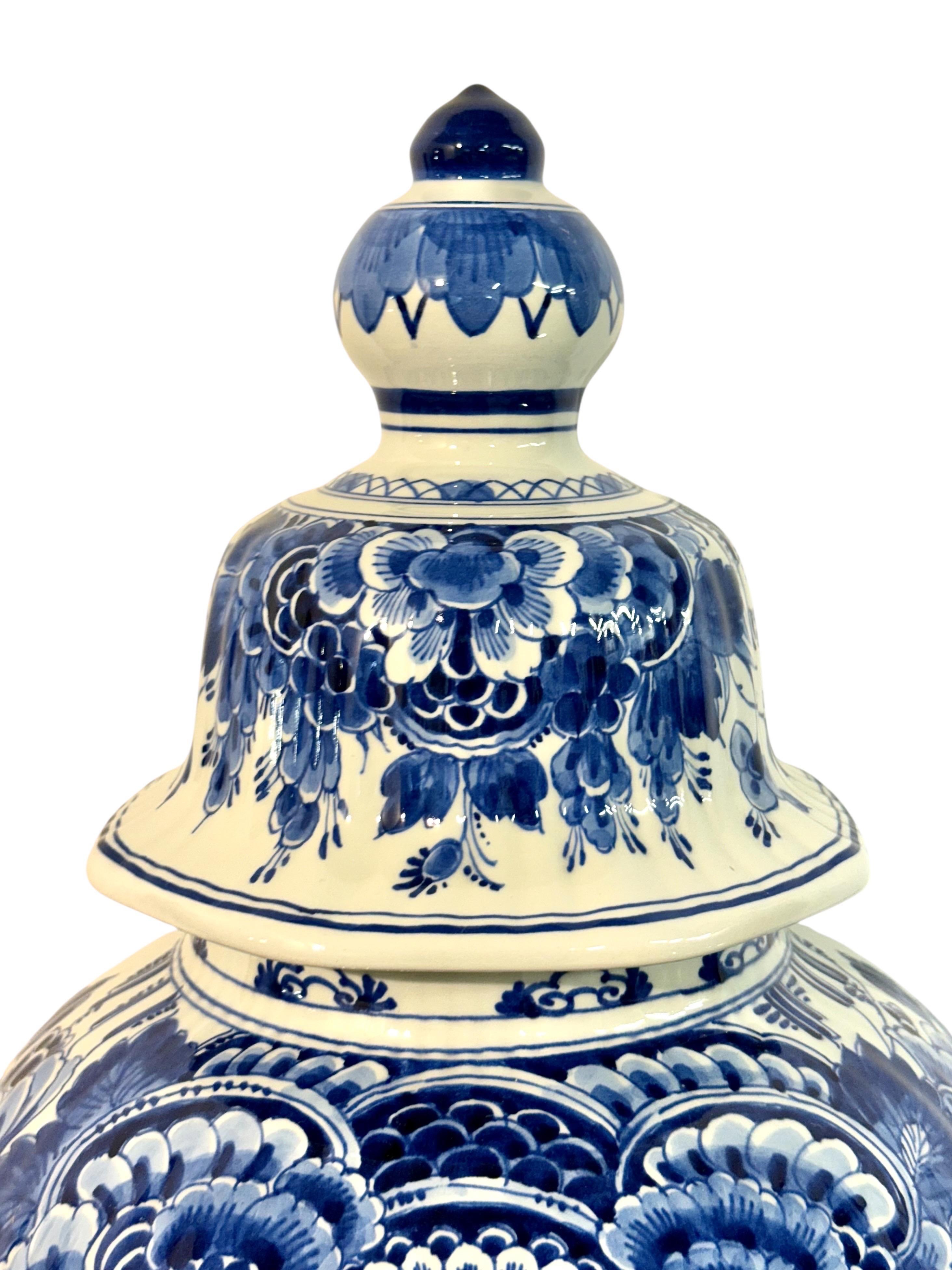 Grande vaso con coperchio Delft blu e bianco con uccelli e fiori in vendita 8