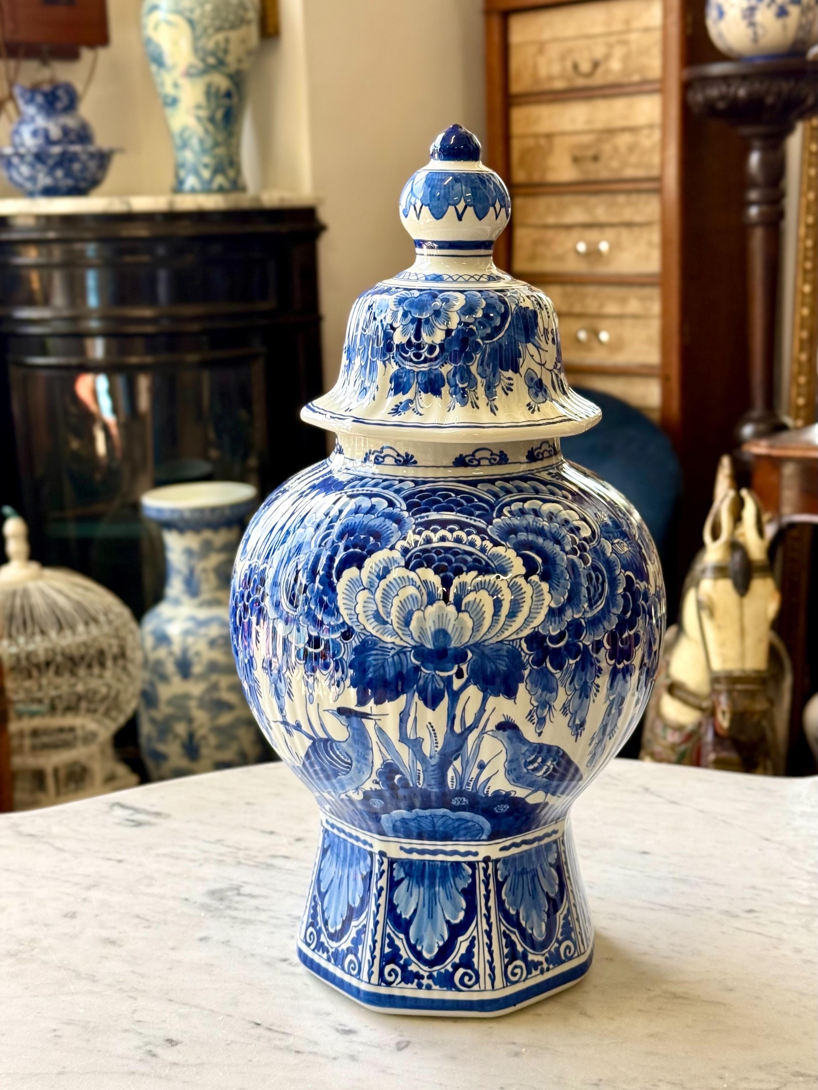 Grande vaso con coperchio Delft blu e bianco con uccelli e fiori in vendita 11