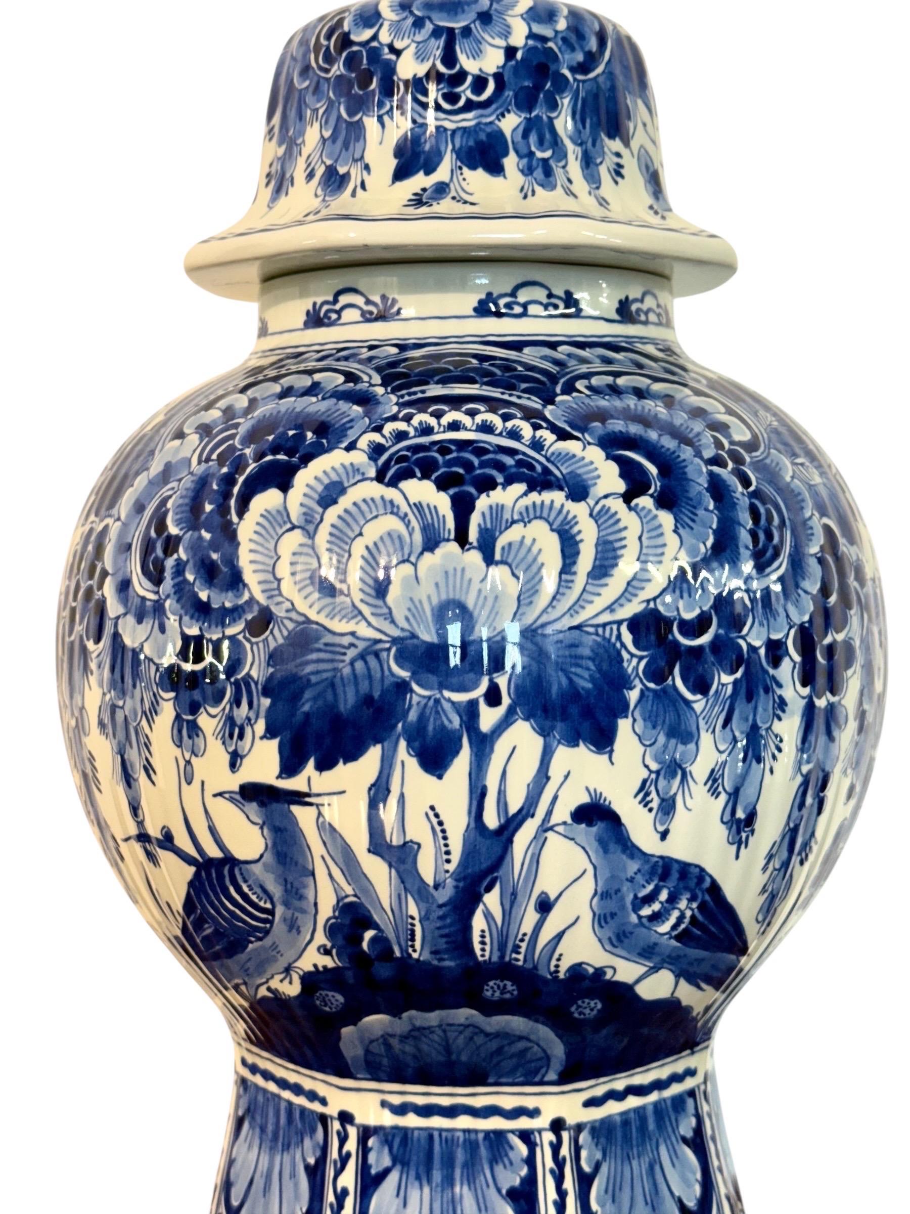 Olandese Grande vaso con coperchio Delft blu e bianco con uccelli e fiori in vendita