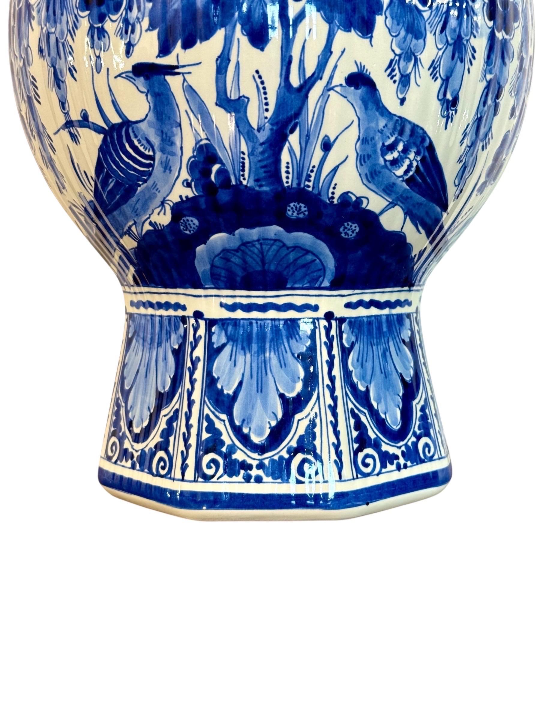 Smaltato Grande vaso con coperchio Delft blu e bianco con uccelli e fiori in vendita