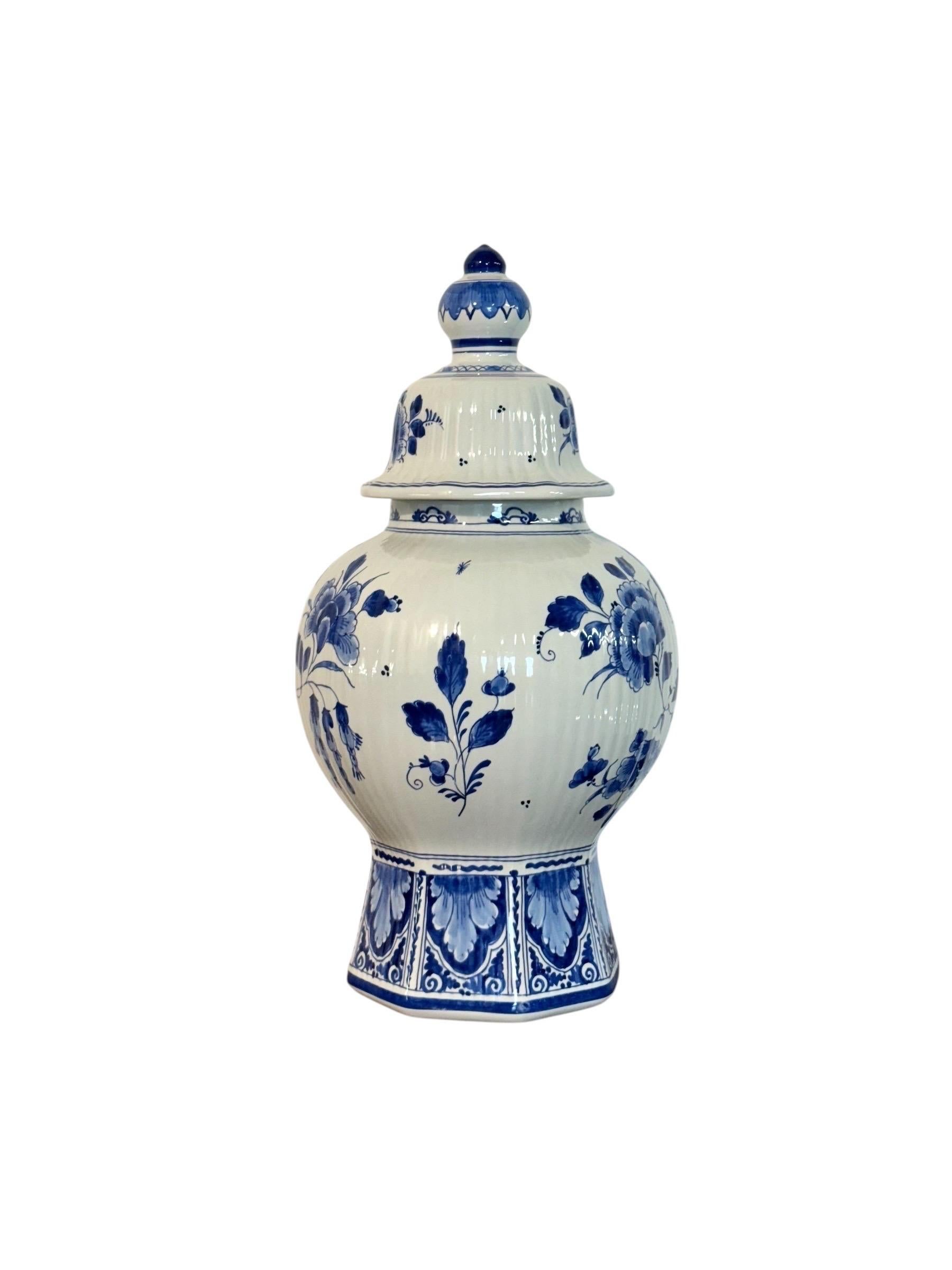 Grande vaso con coperchio Delft blu e bianco con uccelli e fiori In condizioni buone in vendita a LA CIOTAT, FR