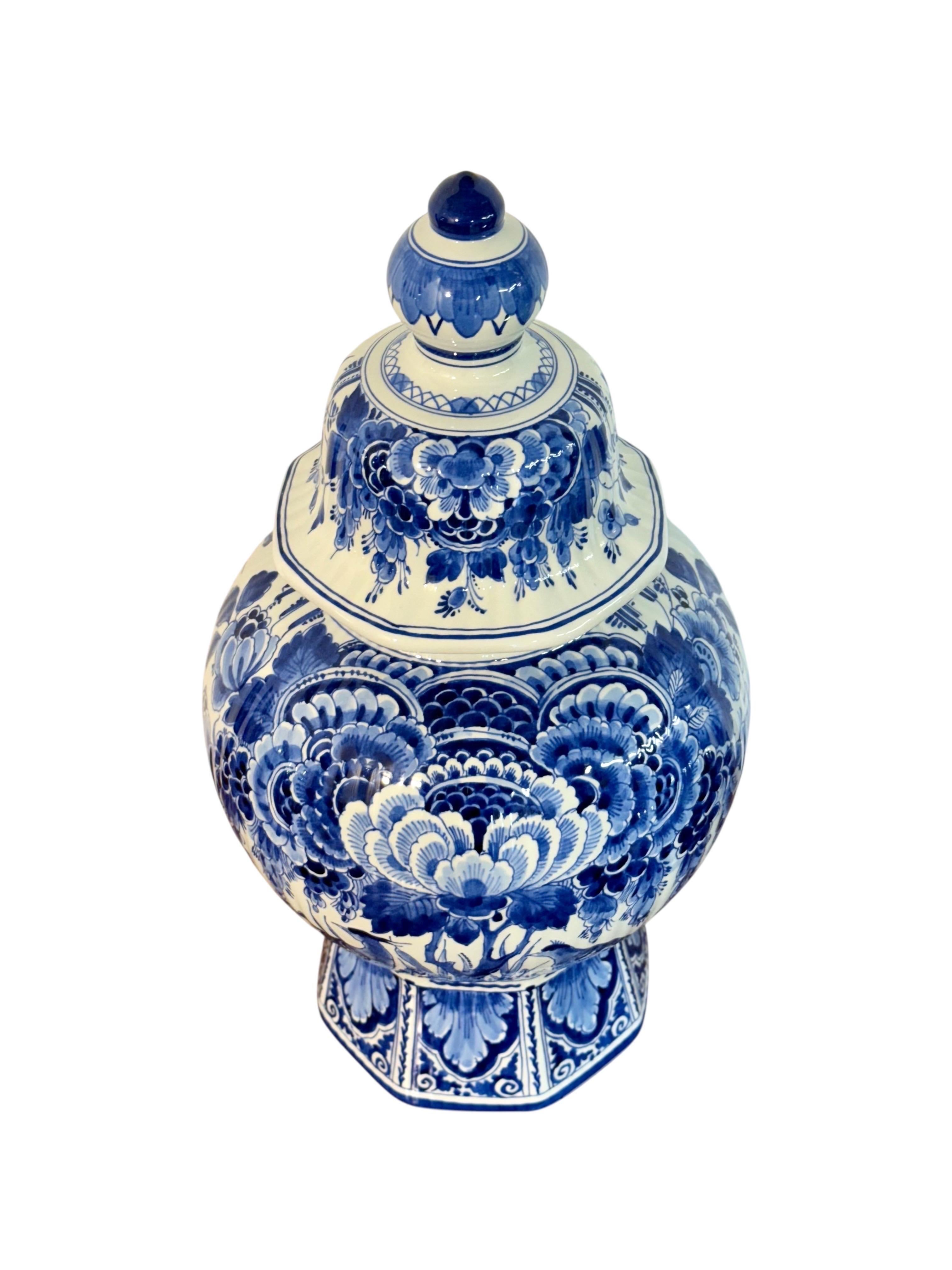XX secolo Grande vaso con coperchio Delft blu e bianco con uccelli e fiori in vendita