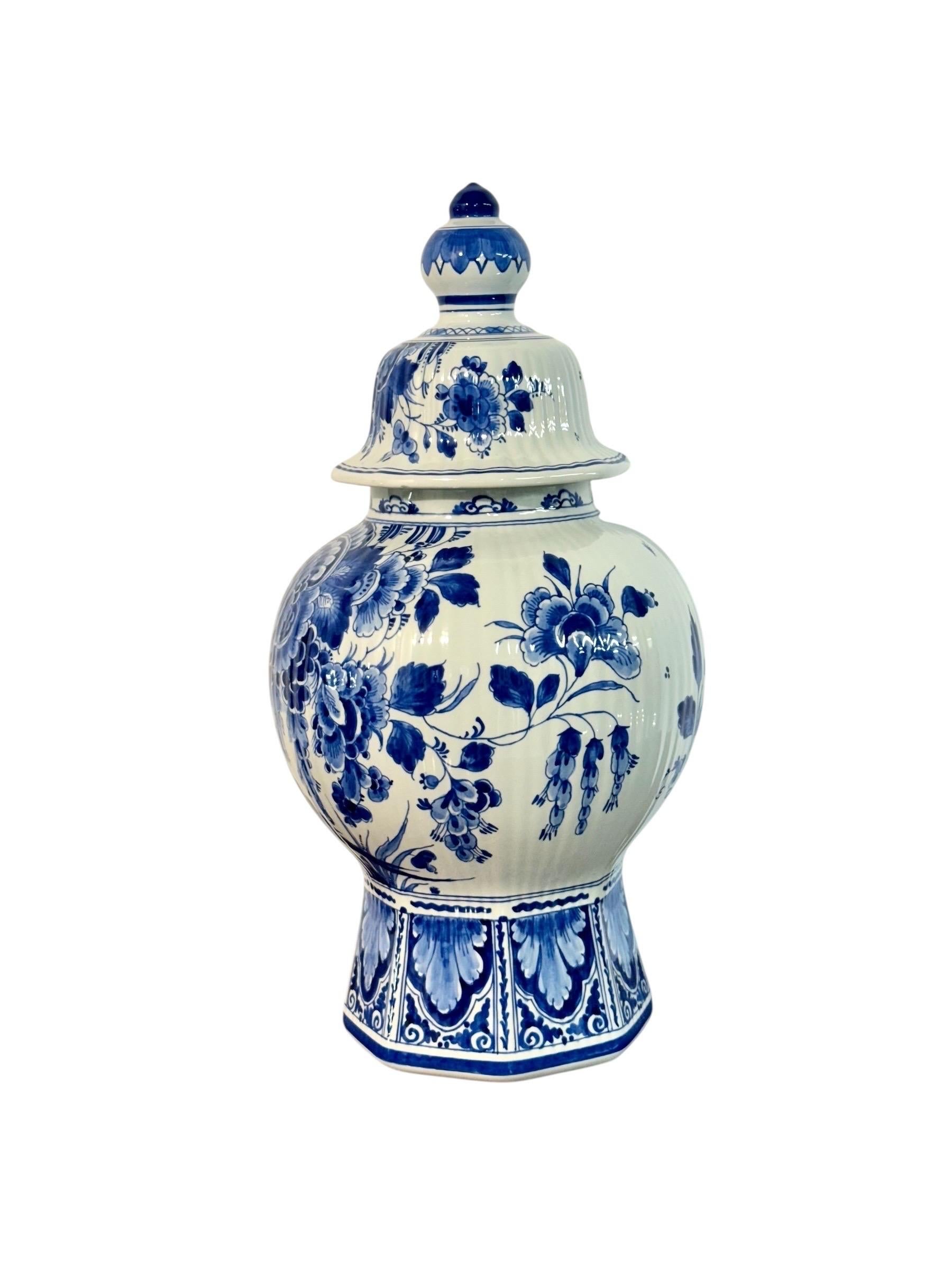 Ceramica Grande vaso con coperchio Delft blu e bianco con uccelli e fiori in vendita