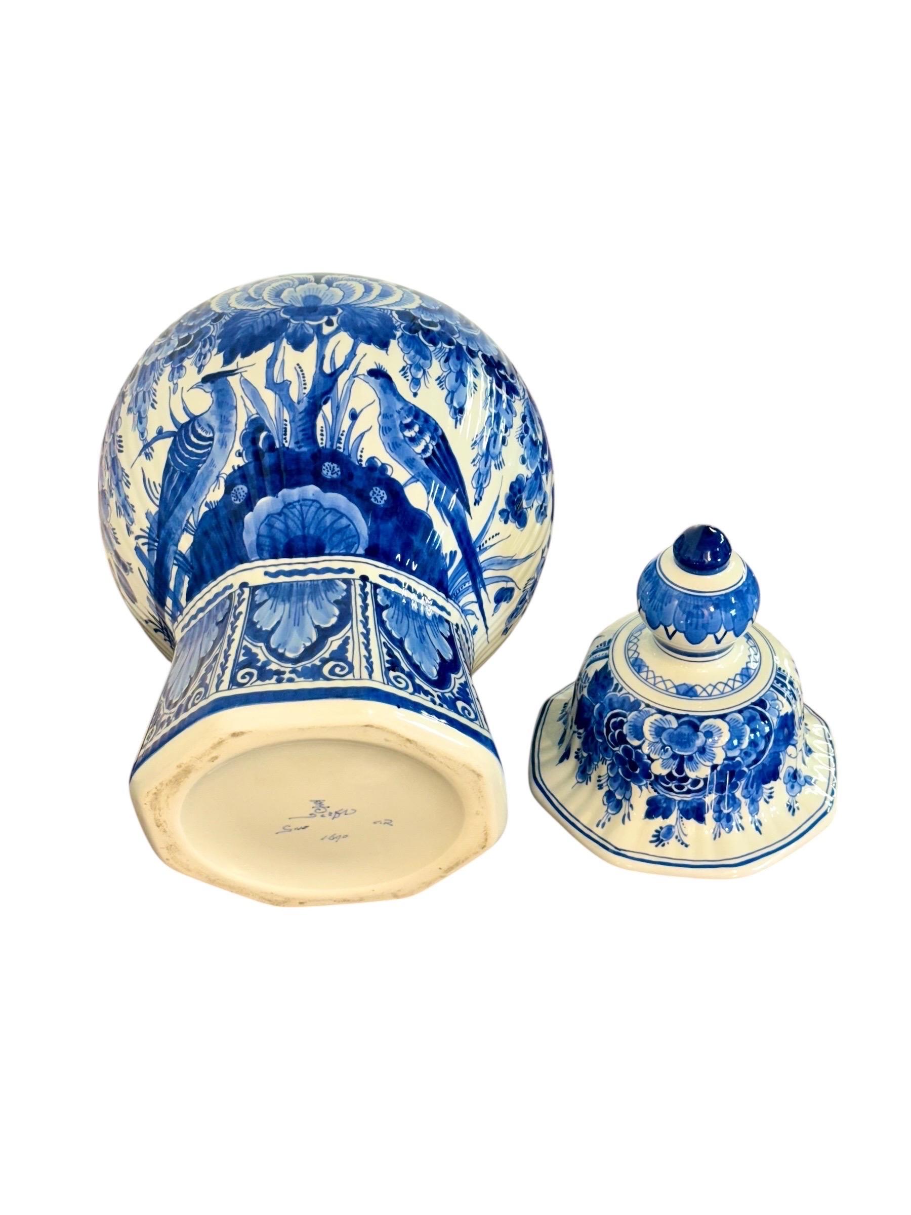 Grande vaso con coperchio Delft blu e bianco con uccelli e fiori in vendita 1