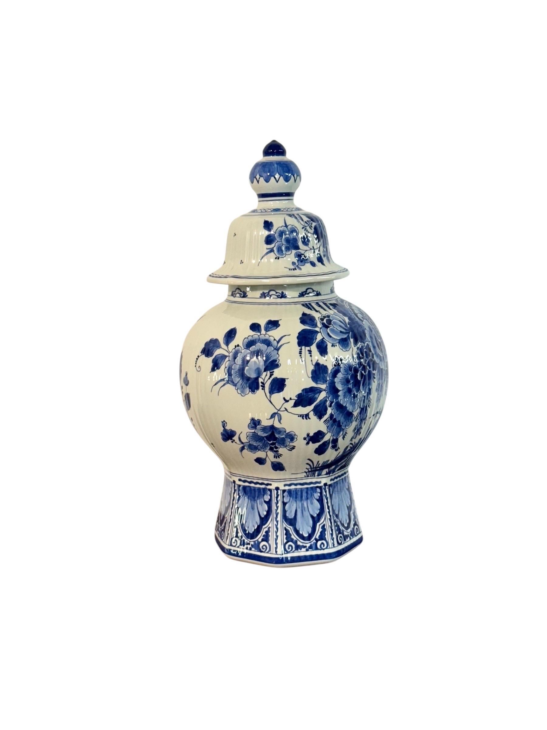 Grande vaso con coperchio Delft blu e bianco con uccelli e fiori in vendita 2