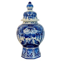 Grand vase à couvercle bleu et blanc de Delft avec oiseaux et fleurs