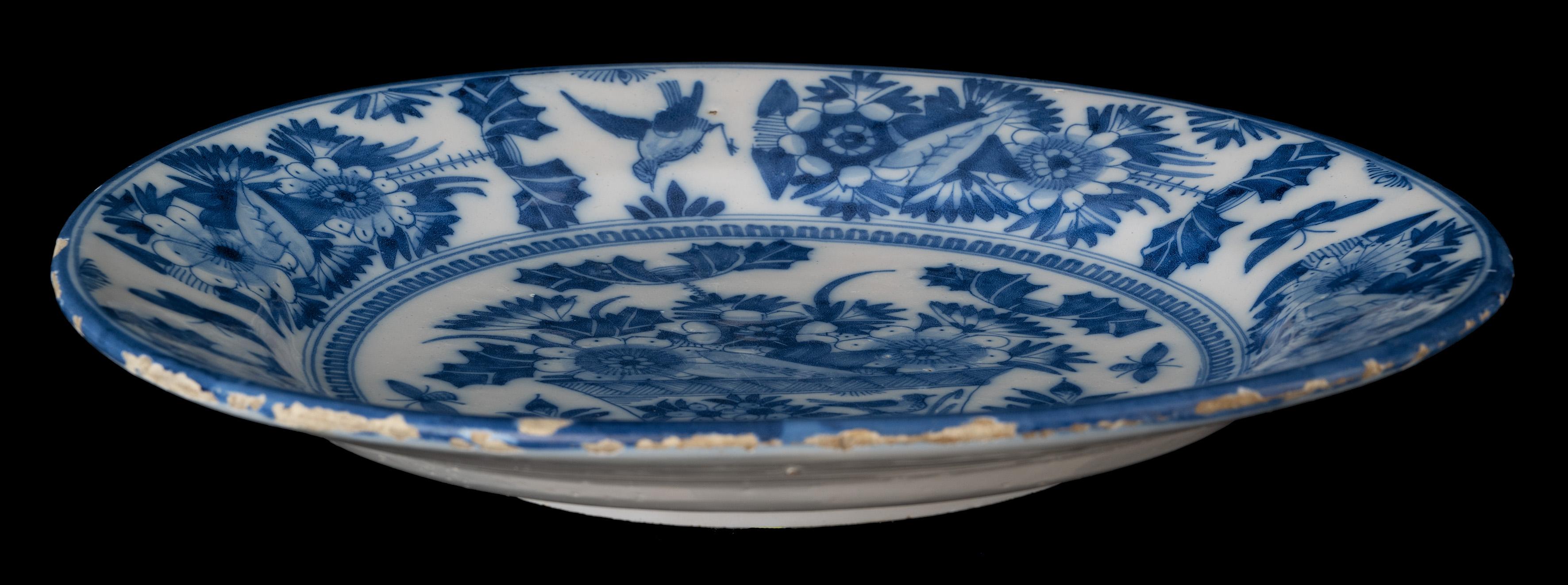 Large Blue and White Dish with Flower Vase, Delft, 1665-1675 In Good Condition For Sale In Verviers, BE