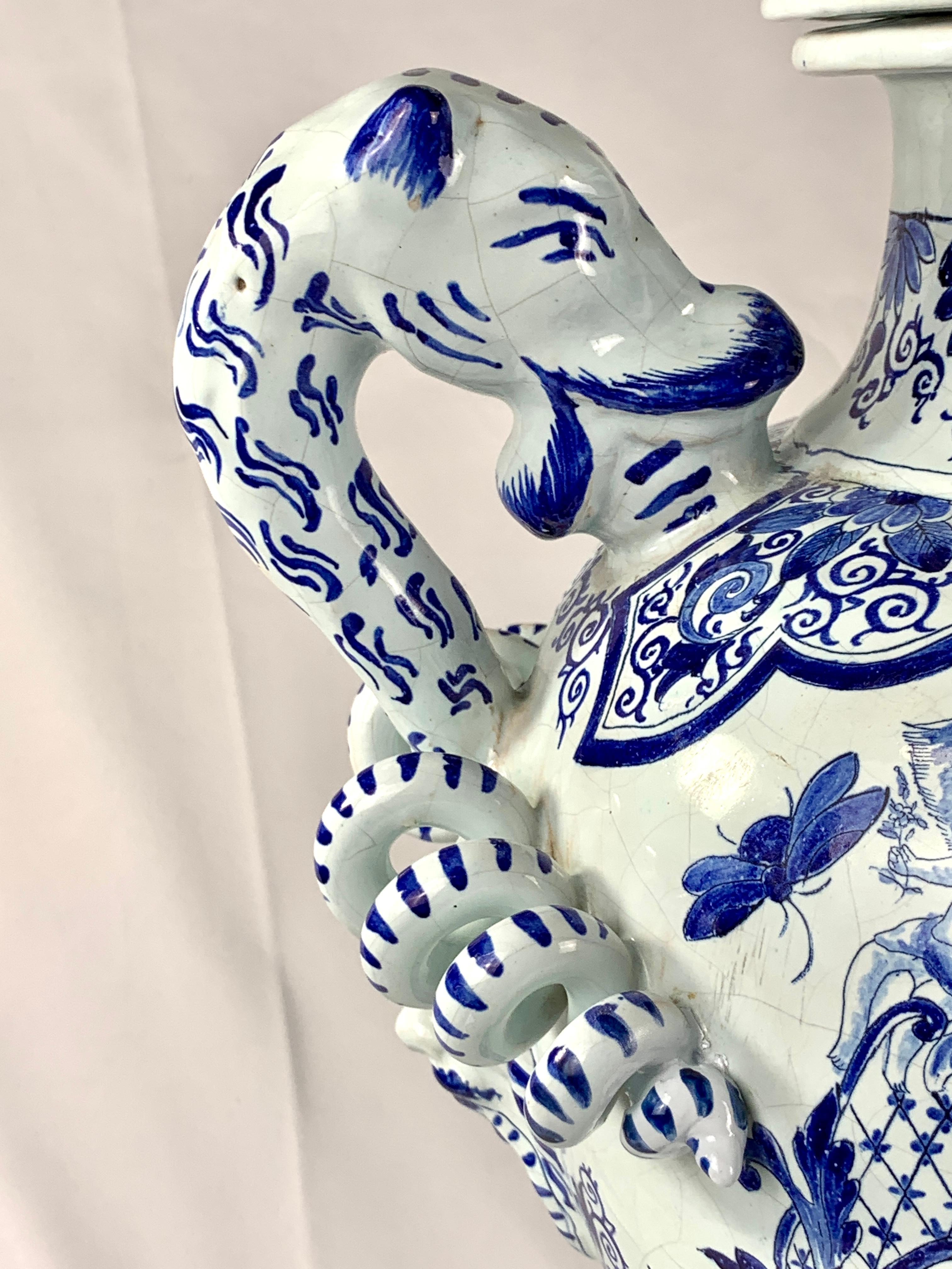 Rococo Grande jarre néerlandaise bleue et blanche de Delft  en vente