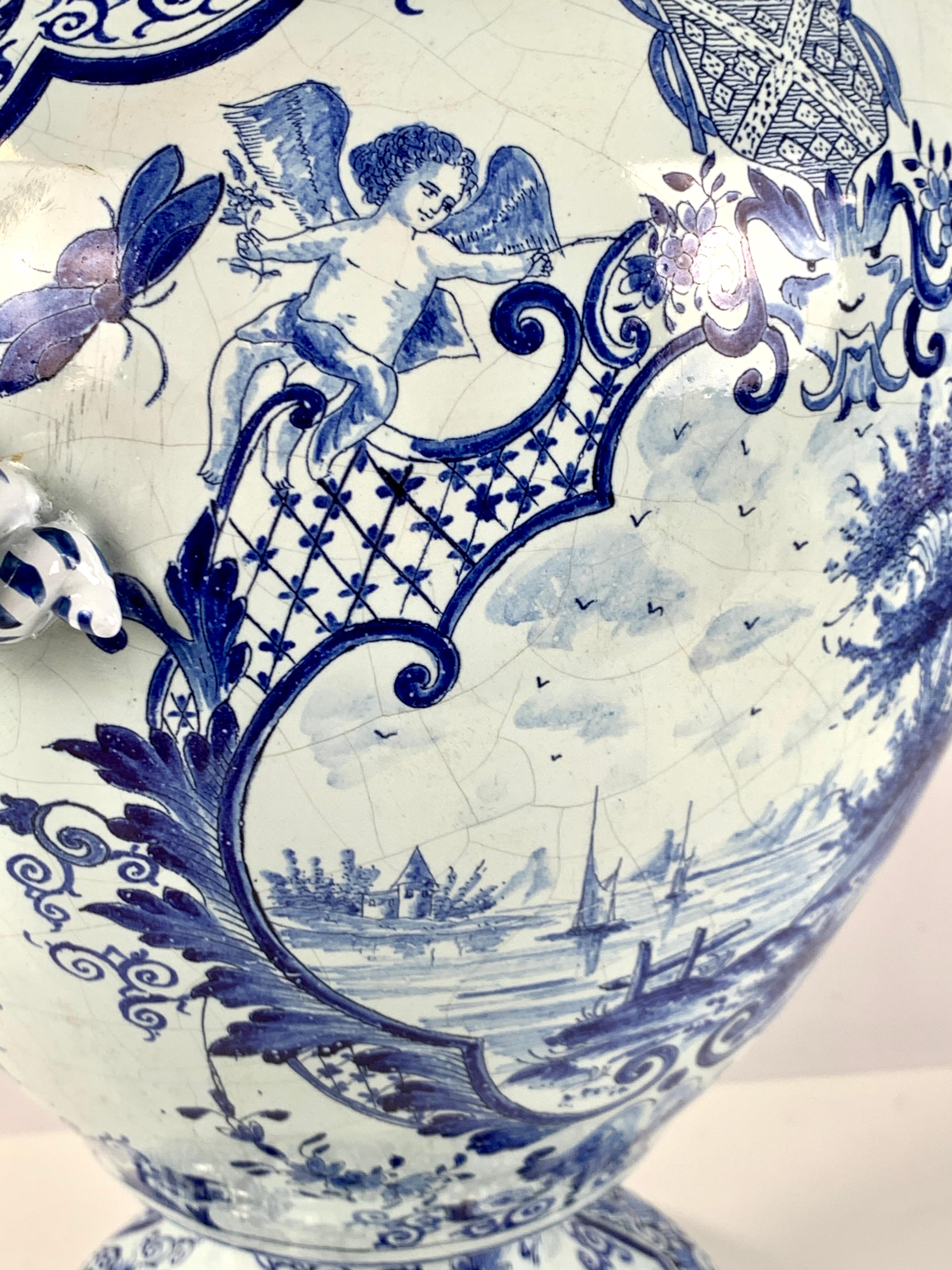 XIX secolo Grande vaso Delft olandese blu e bianco in vendita