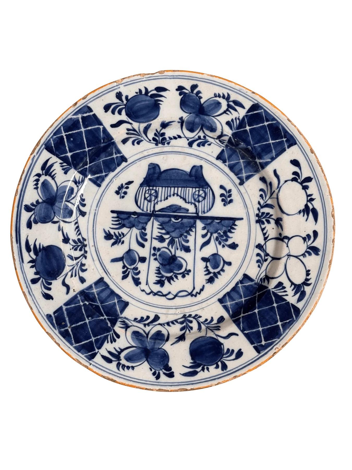 Grand plat de service anglais en Delft, à décor de guirlandes bleues, de motifs géométriques et de fleurs, début du XVIIIe siècle. Diamètre de 12 pouces.

