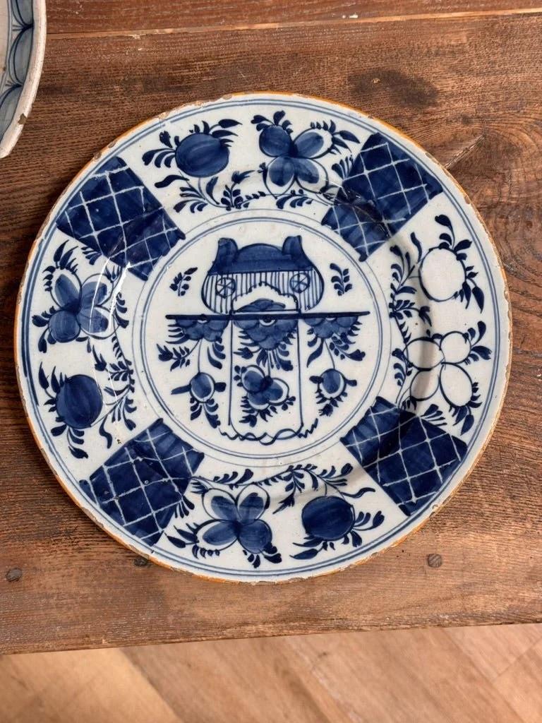Grand chargeur Delft anglais bleu et blanc, XVIIIe siècle Bon état - En vente à Charlottesville, VA