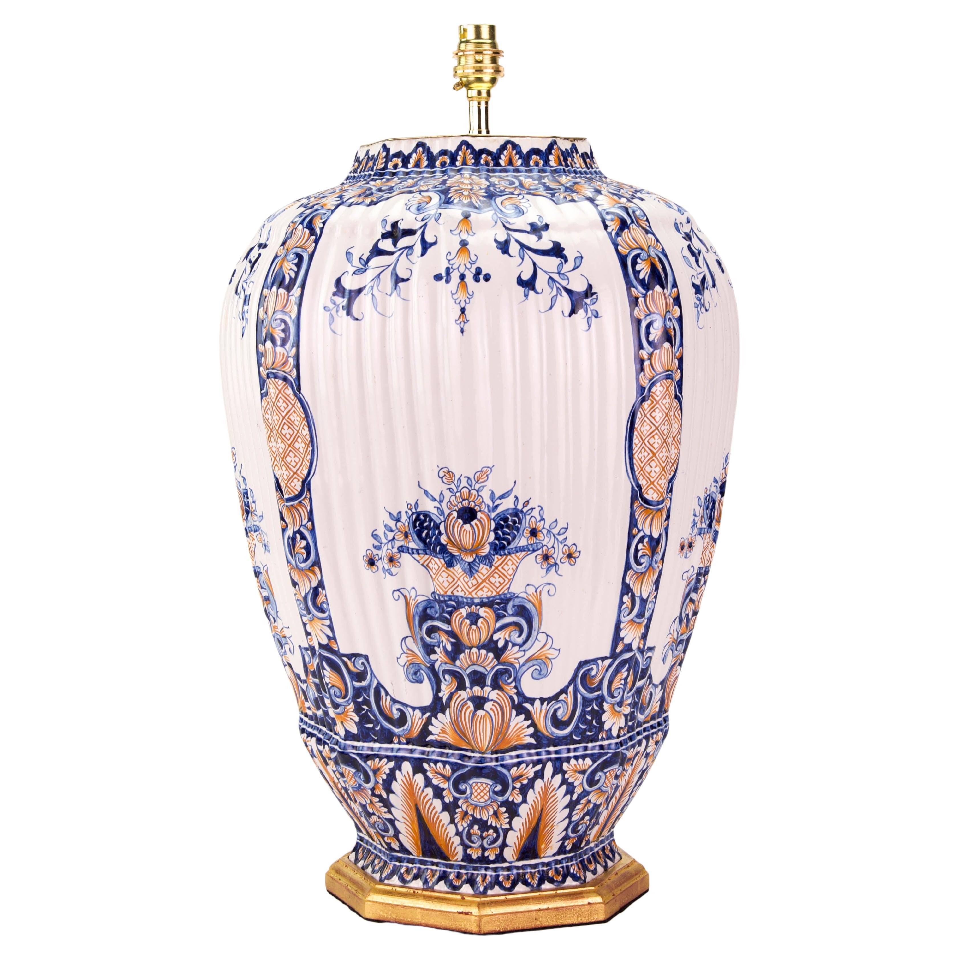 Grande lampe de bureau d'antiquités en faïence bleue et blanche