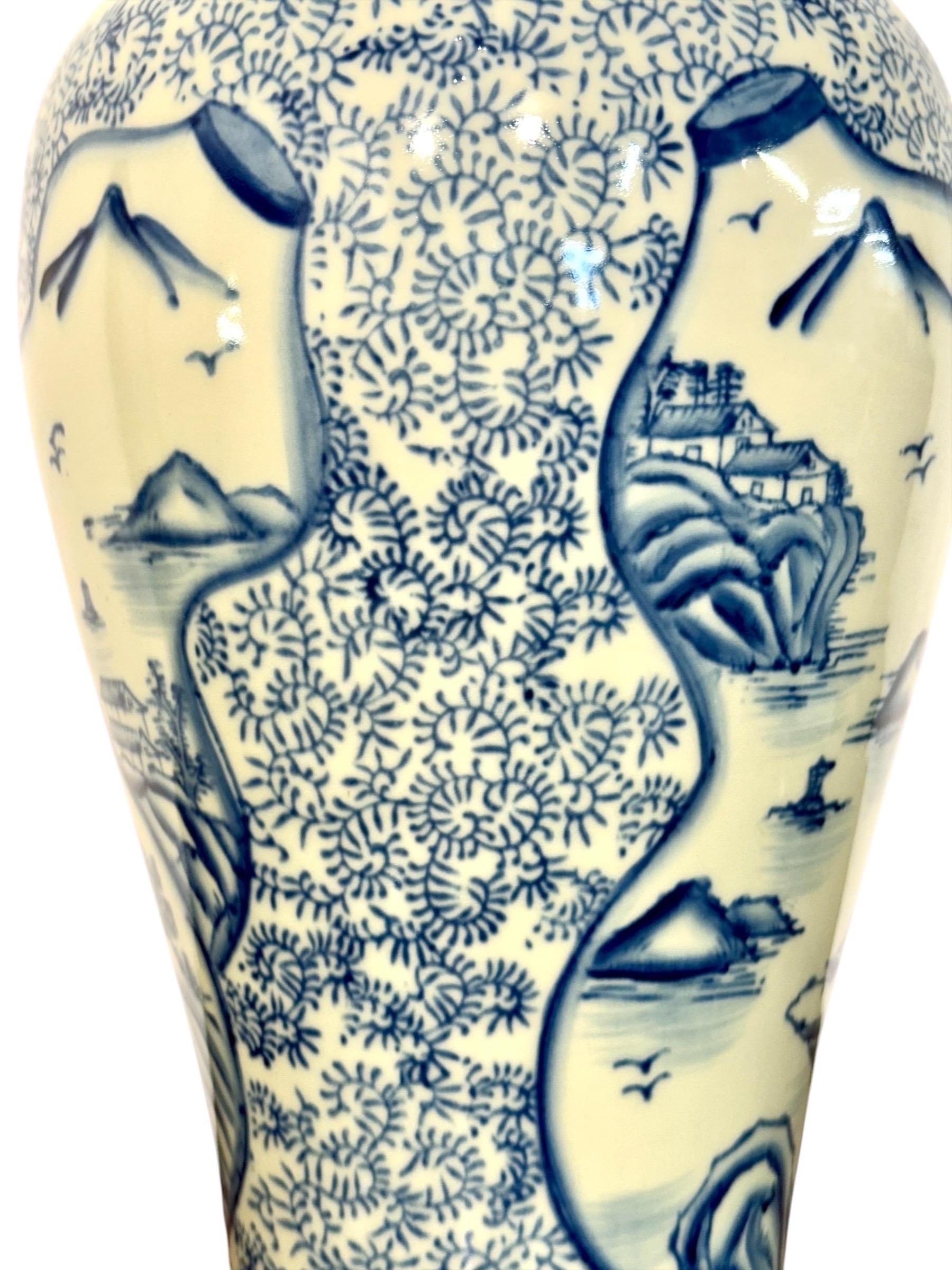Grand vase à couvercle en faïence bleue et blanche avec motifs de paysages en vente 3