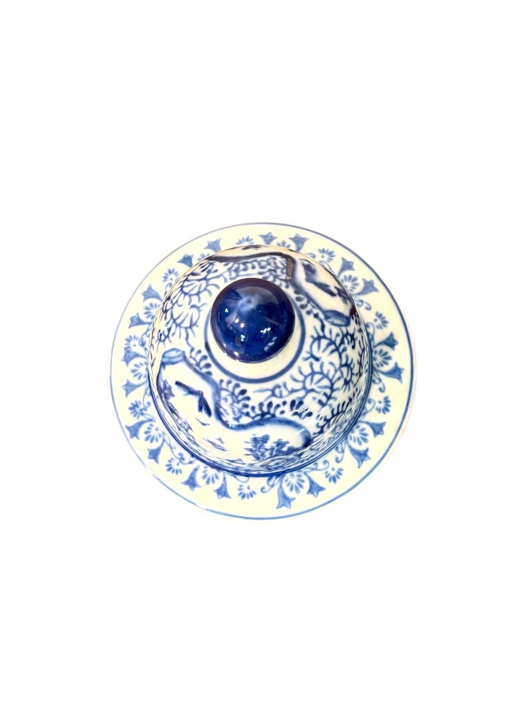 Grand vase à couvercle en faïence bleue et blanche avec motifs de paysages en vente 4