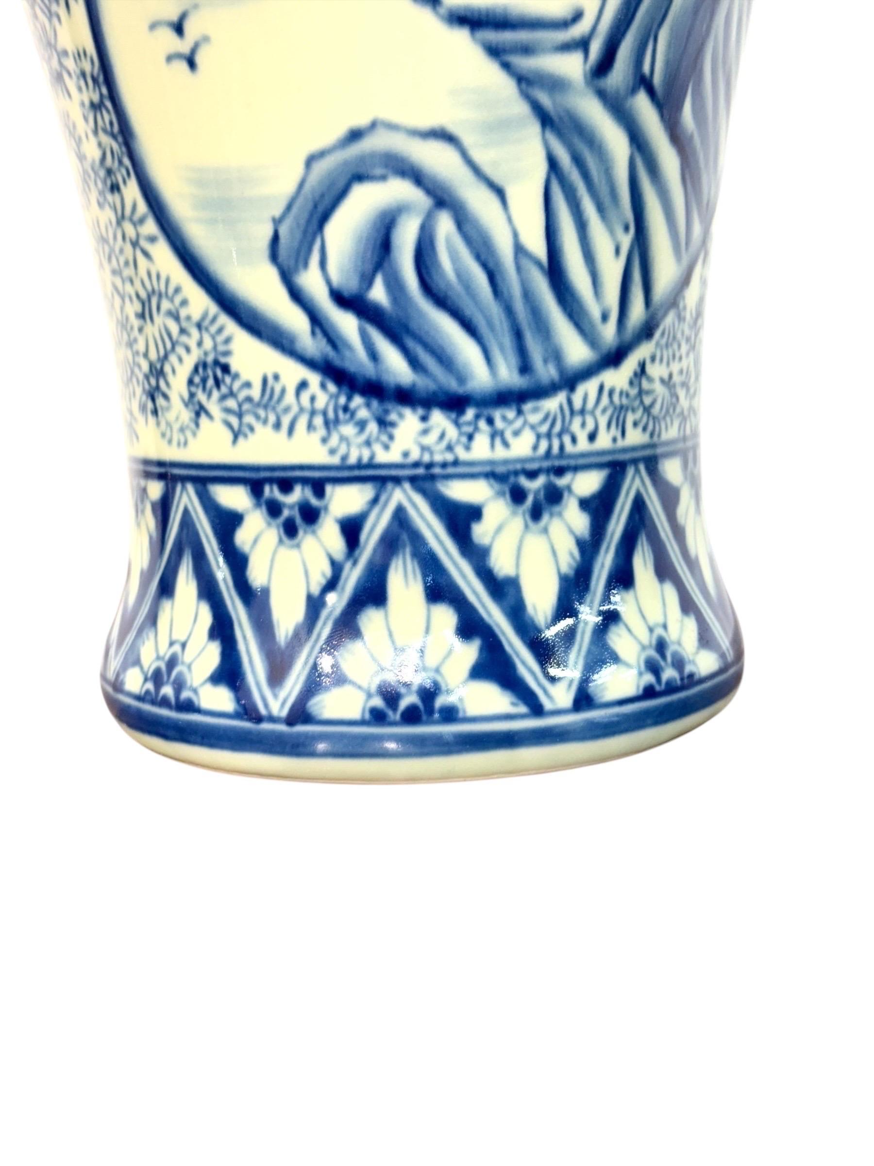 Grand vase à couvercle en faïence bleue et blanche avec motifs de paysages en vente 5