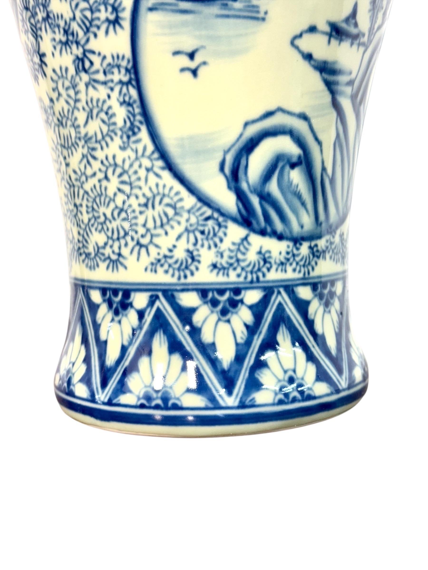 Grand vase à couvercle en faïence bleue et blanche avec motifs de paysages en vente 6
