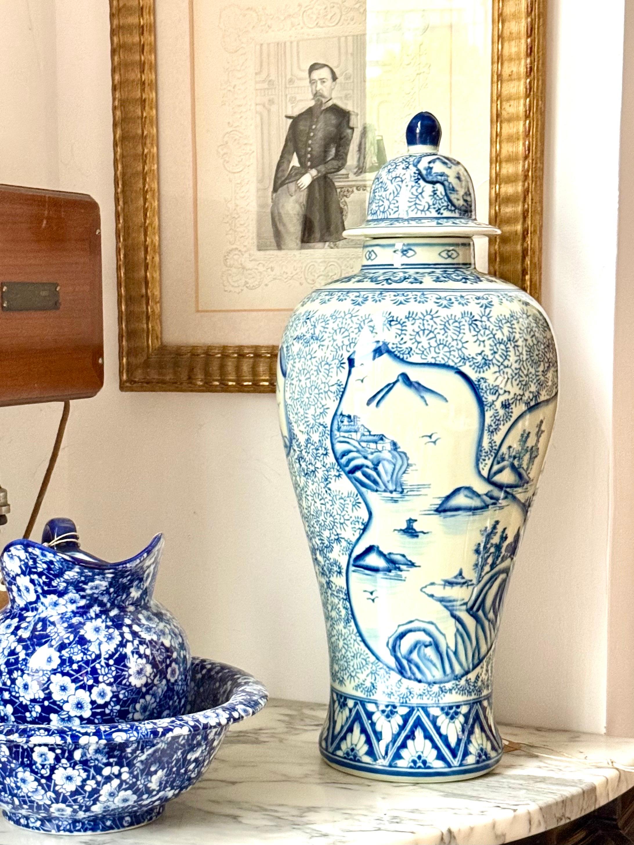 Grand vase à couvercle en faïence bleue et blanche avec motifs de paysages en vente 7
