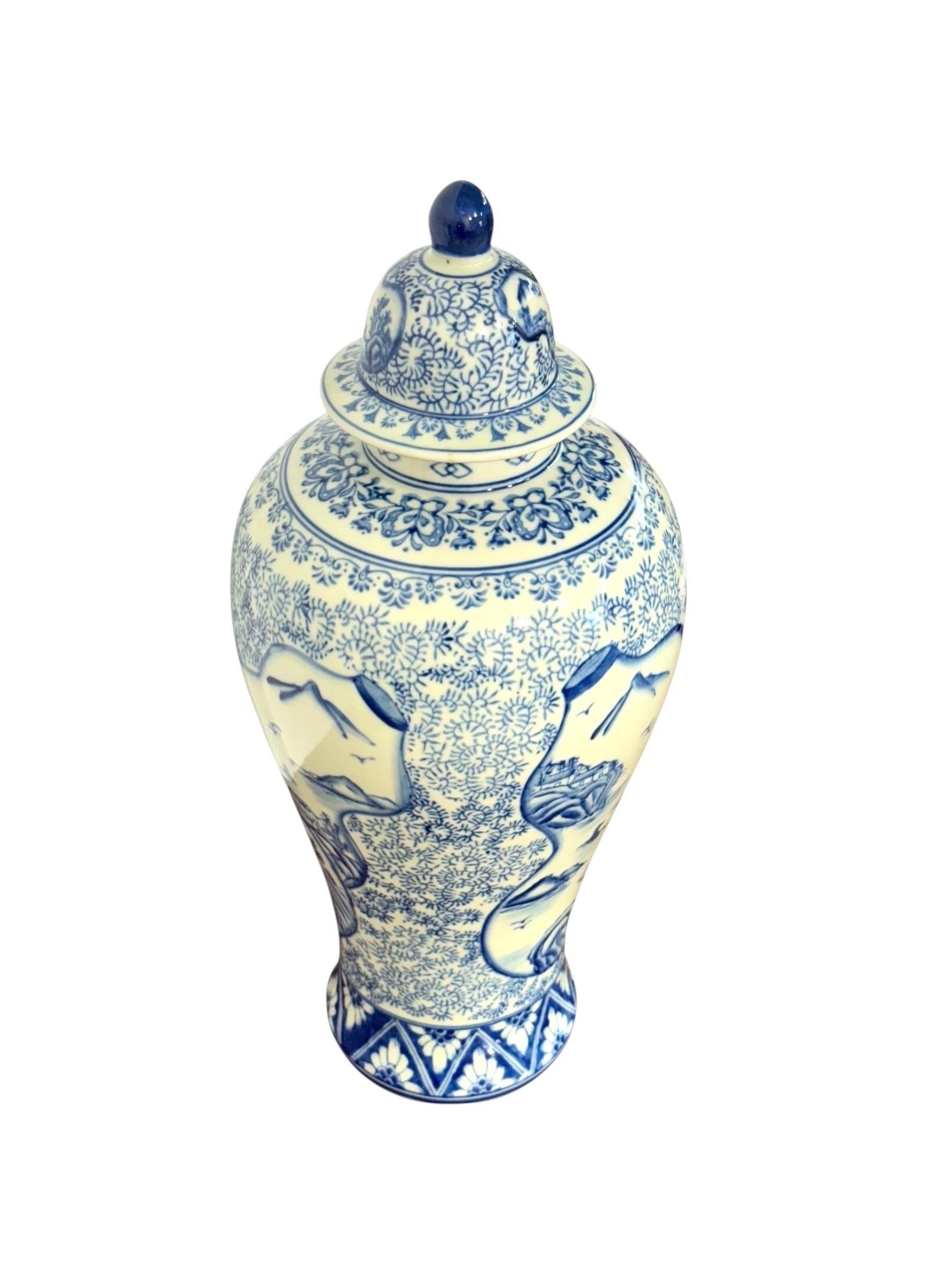 Cet impressionnant vase à couvercle est fabriqué en faïence, un matériau prisé pour la profondeur de son émail et sa chaleur subtile, offrant une alternative distincte à la porcelaine. Sa forme balustre, couronnée d'un couvercle bombé surmonté d'un