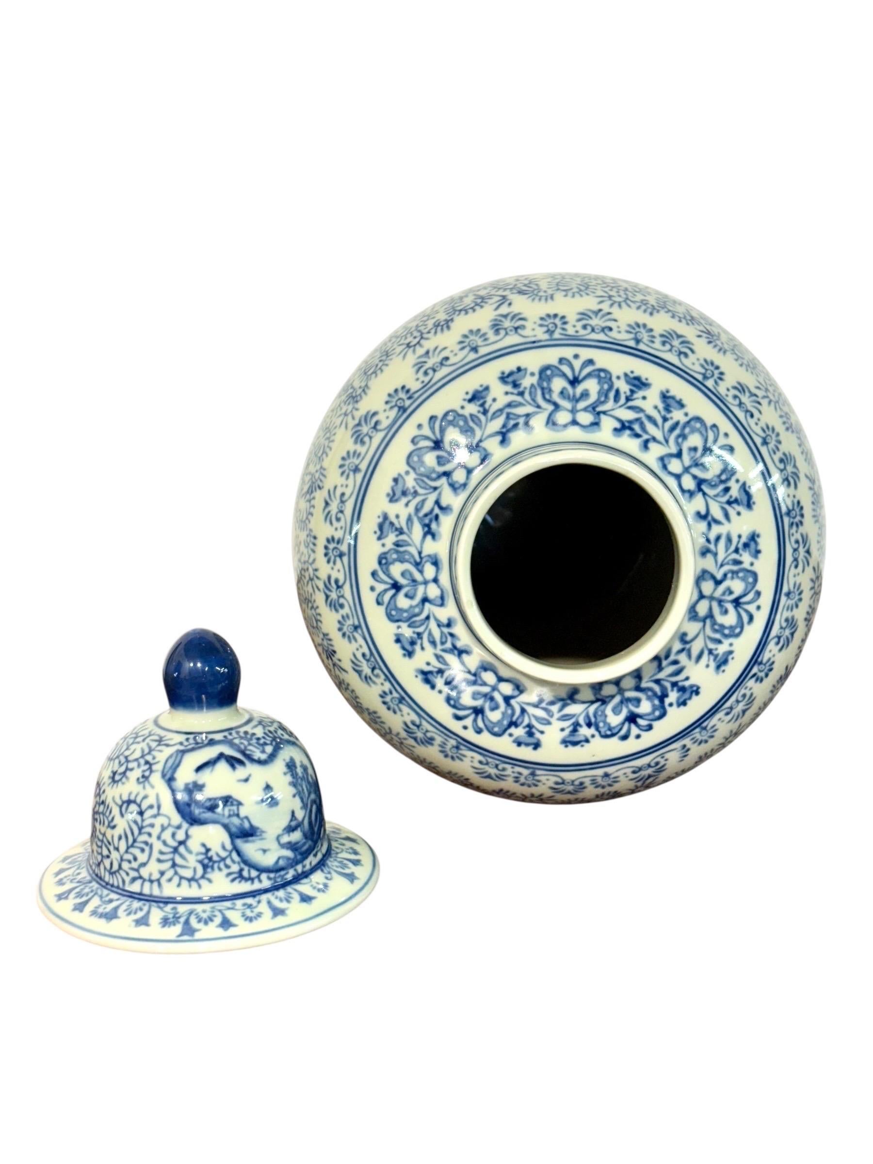 Peint à la main Grand vase à couvercle en faïence bleue et blanche avec motifs de paysages en vente