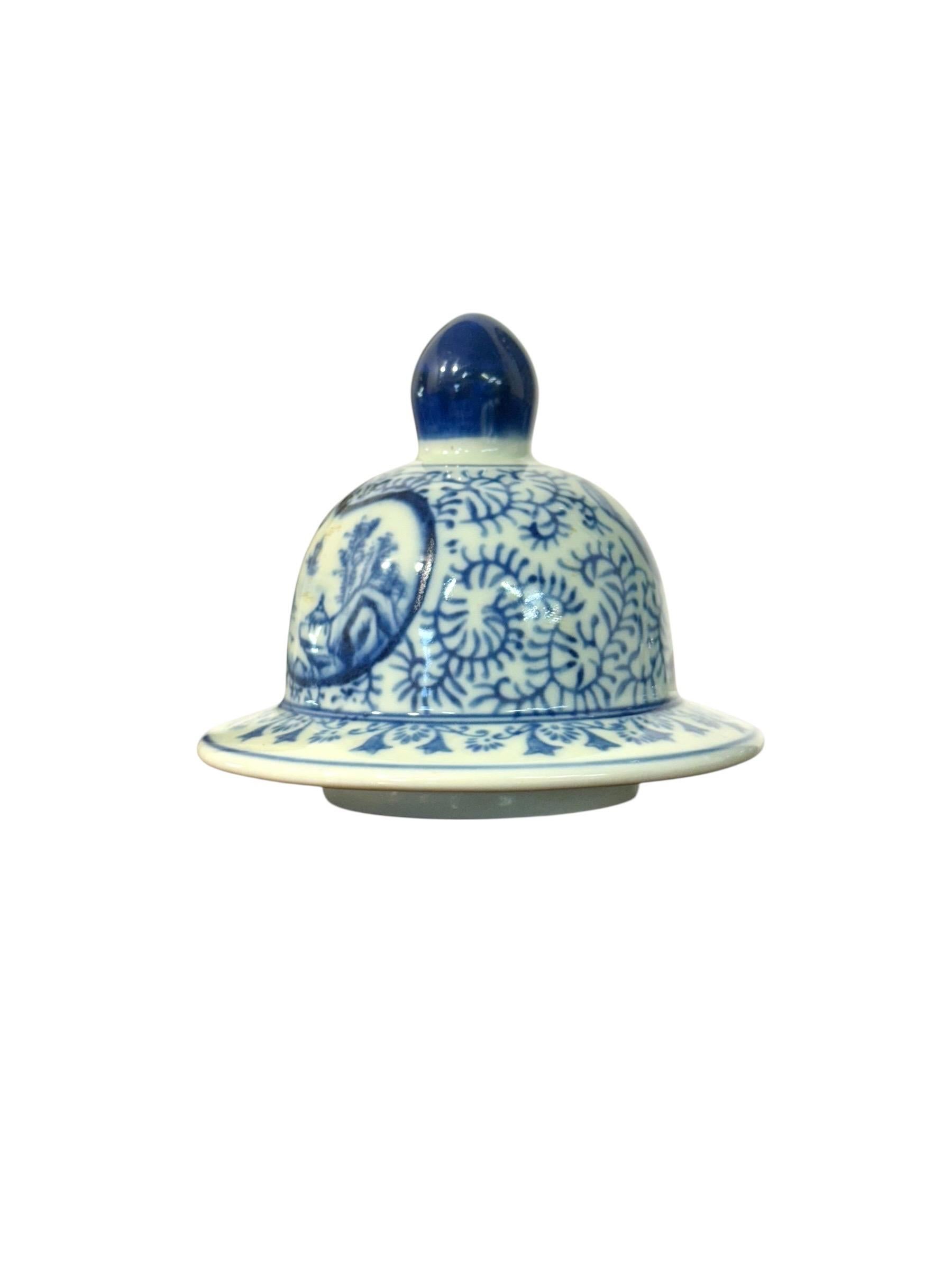 Faïence Grand vase à couvercle en faïence bleue et blanche avec motifs de paysages en vente