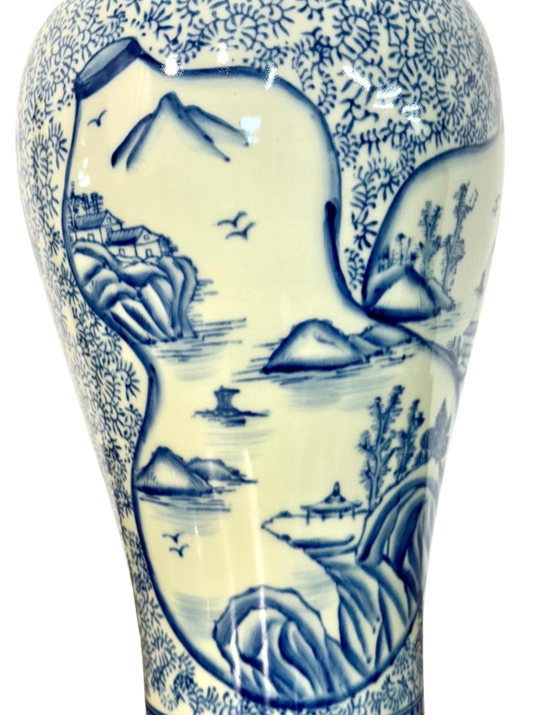 Grand vase à couvercle en faïence bleue et blanche avec motifs de paysages en vente 1