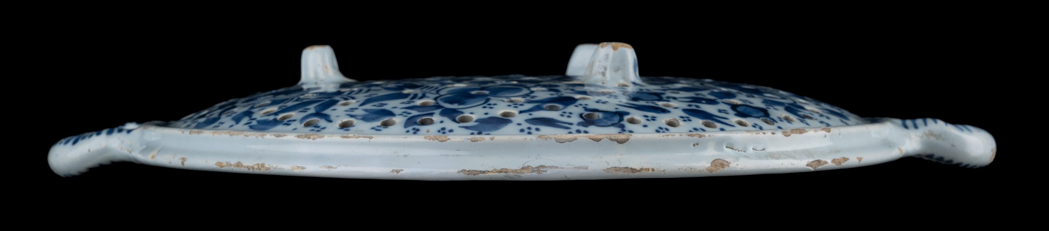 Large blue and white fish colander Delft, 1725-1750 In Good Condition For Sale In ROSSUM, GE