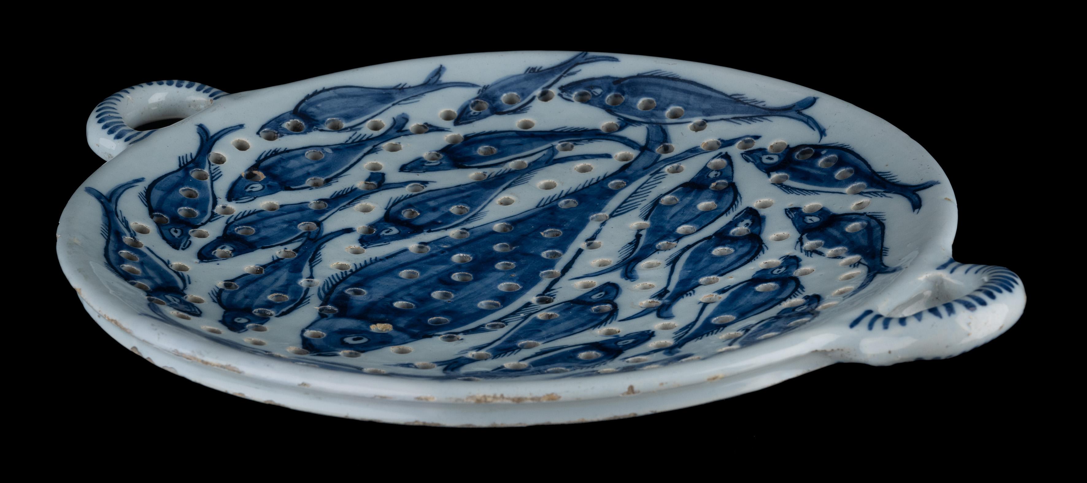 Großer blau-weißer Fischkolander aus Delft, 1725-1750 (18. Jahrhundert) im Angebot