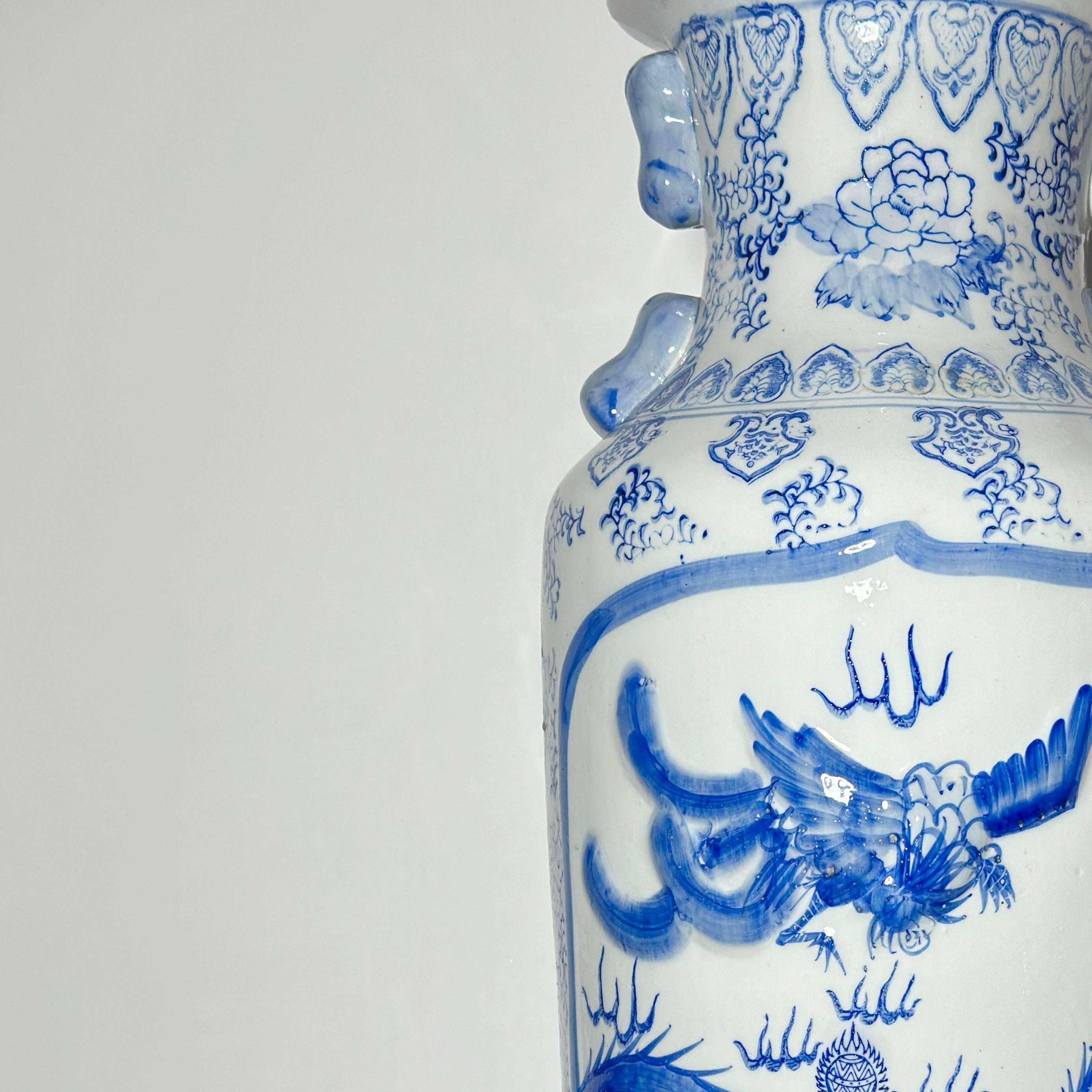 Fine XX secolo Grande vaso da terra in porcellana cinese in stile Kangxi blu e bianco, manici di cane Foo in vendita