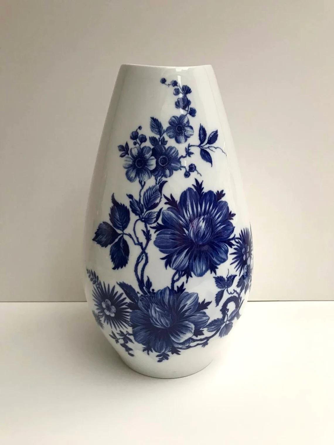 Vintage Vase aus blauem und weißem Porzellan

Große kobaltfarbene Vase

Schumann Arzberg Deutschland

Hohe, bodenständige Vase aus Porzellan bekannter Manufaktur Schumann Arzberg.
Viele unterschätzen den dekorativen Wert von Vasen im