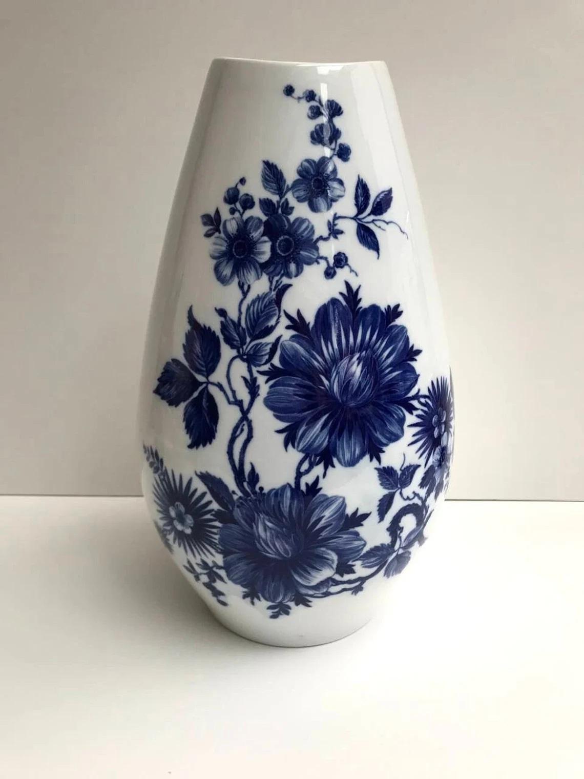 Gran jarrón de porcelana azul y blanca Kobalt de Schumann Arzberg Jarrón vintage Moderno de mediados de siglo en venta