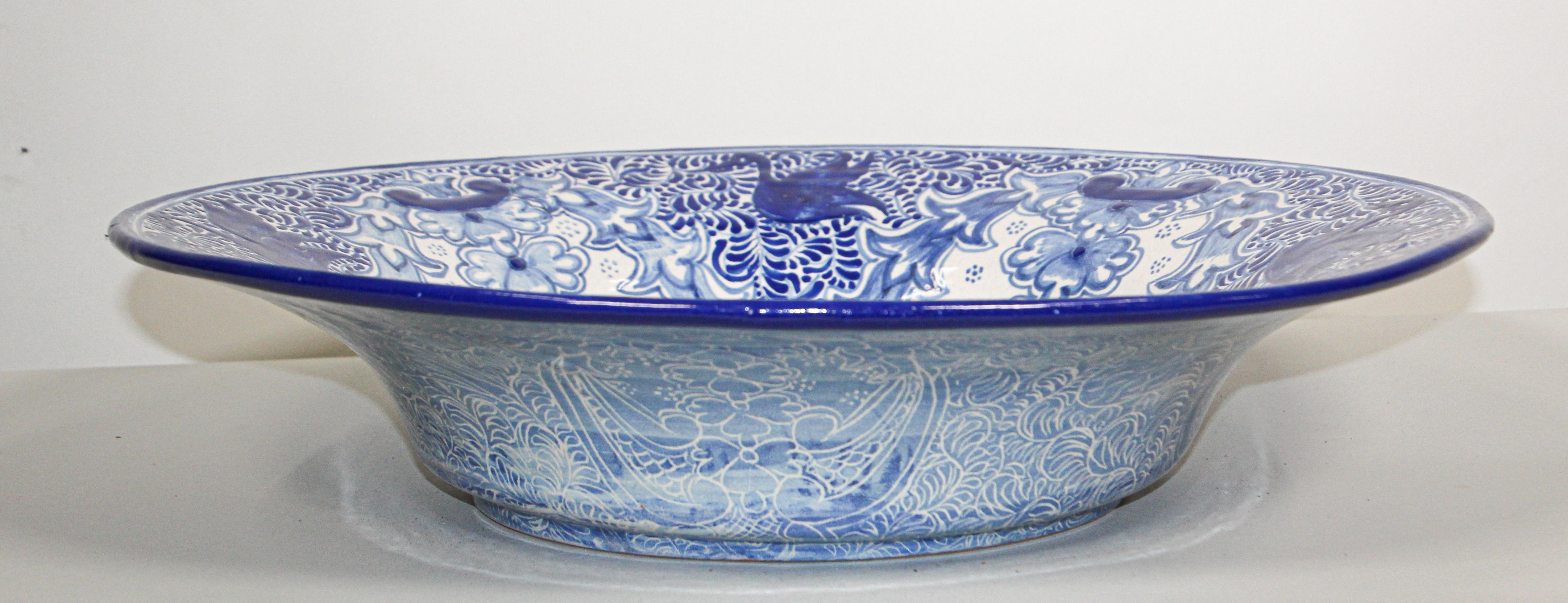 Authentic very fine large blue and white Mexican Talavera de la Reina glazed ceramic bowl.
Blue and white Mexican Talavera pottery handcrafted and hand painted with floral and birds designs in shades of blues.
Hand-painted in top and