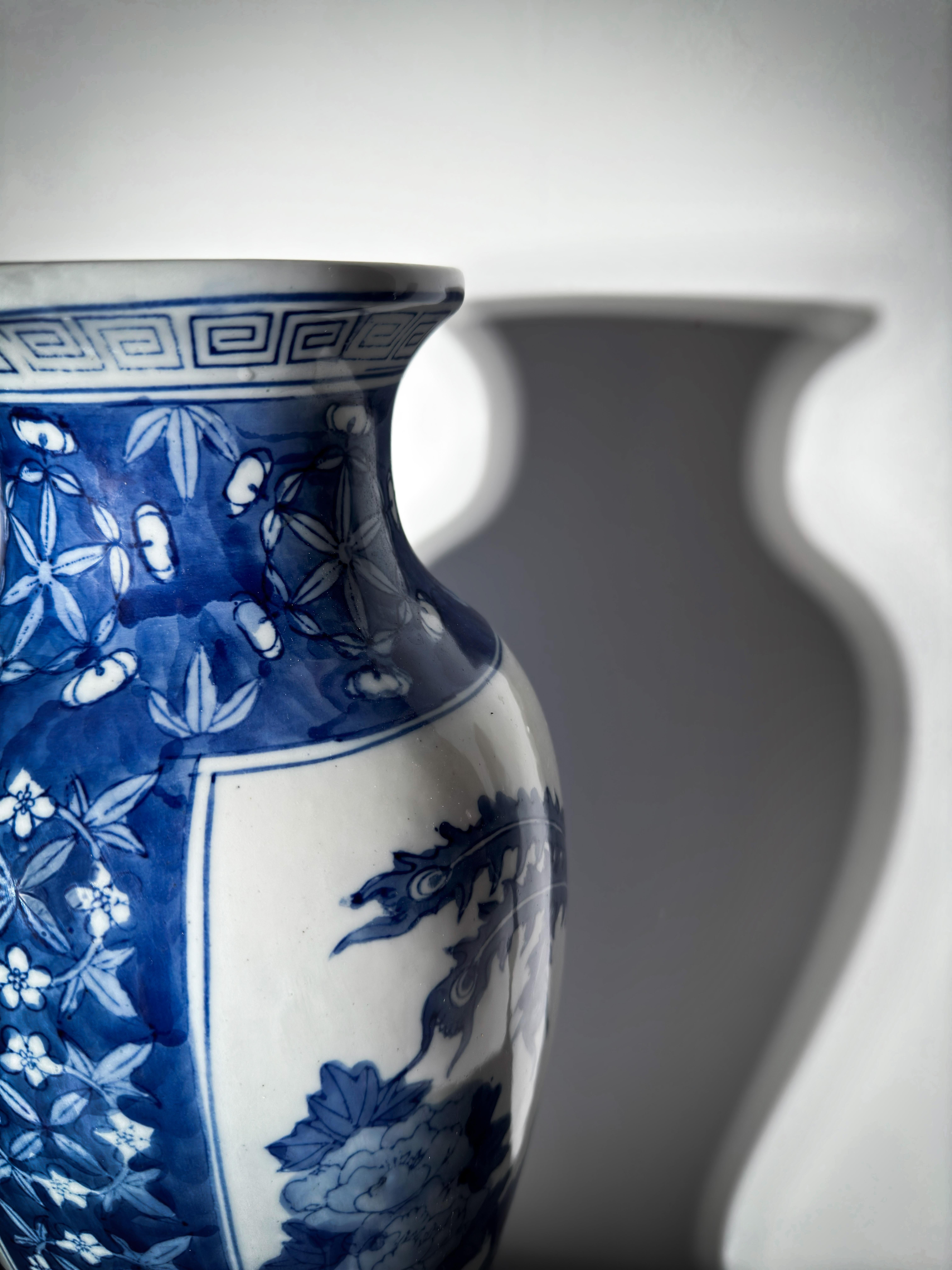 Un grande vaso a balaustro in porcellana blu e bianca in stile Kangxi, realizzato in Cina negli anni '80.

Il grande vaso presenta una scena figurata simbolica dipinta a mano di un fagiano dorato appollaiato su un ramo, circondato da peonie in fiore